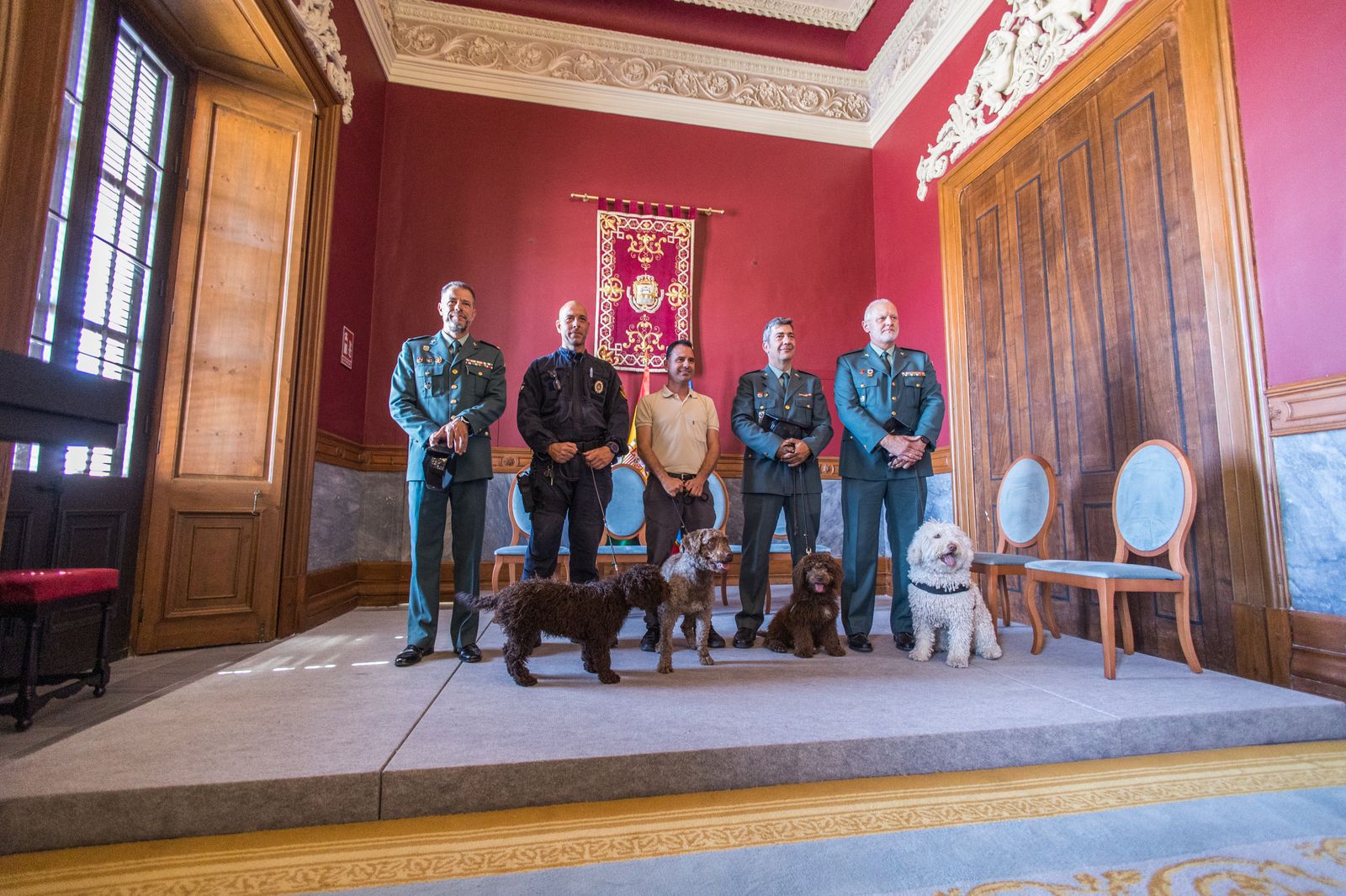 Las imágenes de la entrega del perro adiestrado Enzo a la Guardia Civil en San Fernando