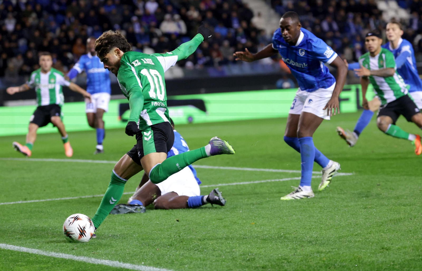Abde en uno de los últimos y nulos ataques del Betis.