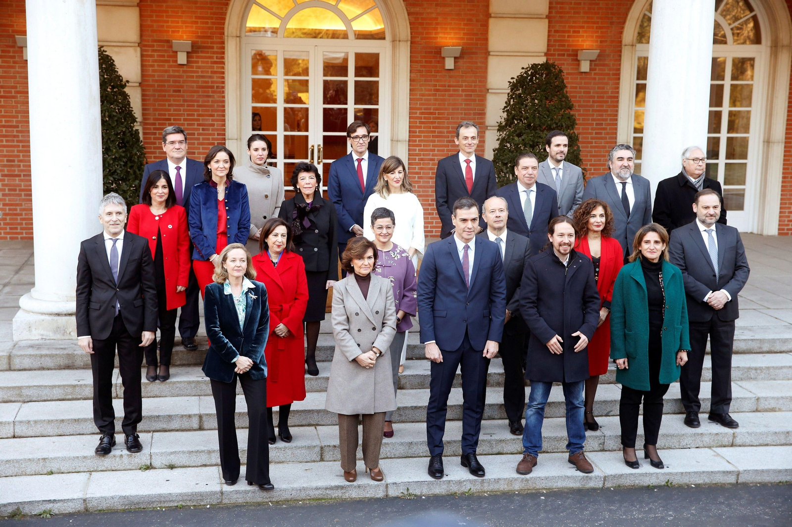 Foto de familia en la Moncloa antes del primer Consejo de Ministros del Gobierno de coalición entre el PSOe y Unidas Podemos, el 14 de enero de 2020. Foto de familia en la Moncloa antes del primer Consejo de Ministros del Gobierno de coalición entre el PSOe y Unidas Podemos, el 14 de enero de 2020.