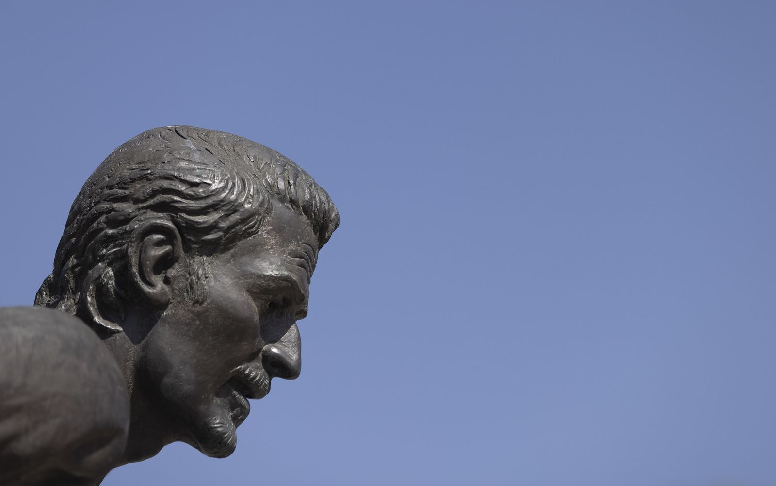 Detalle de la estatua a la memoria de Antonio Puerta en la ciudad deportiva del Sevilla.