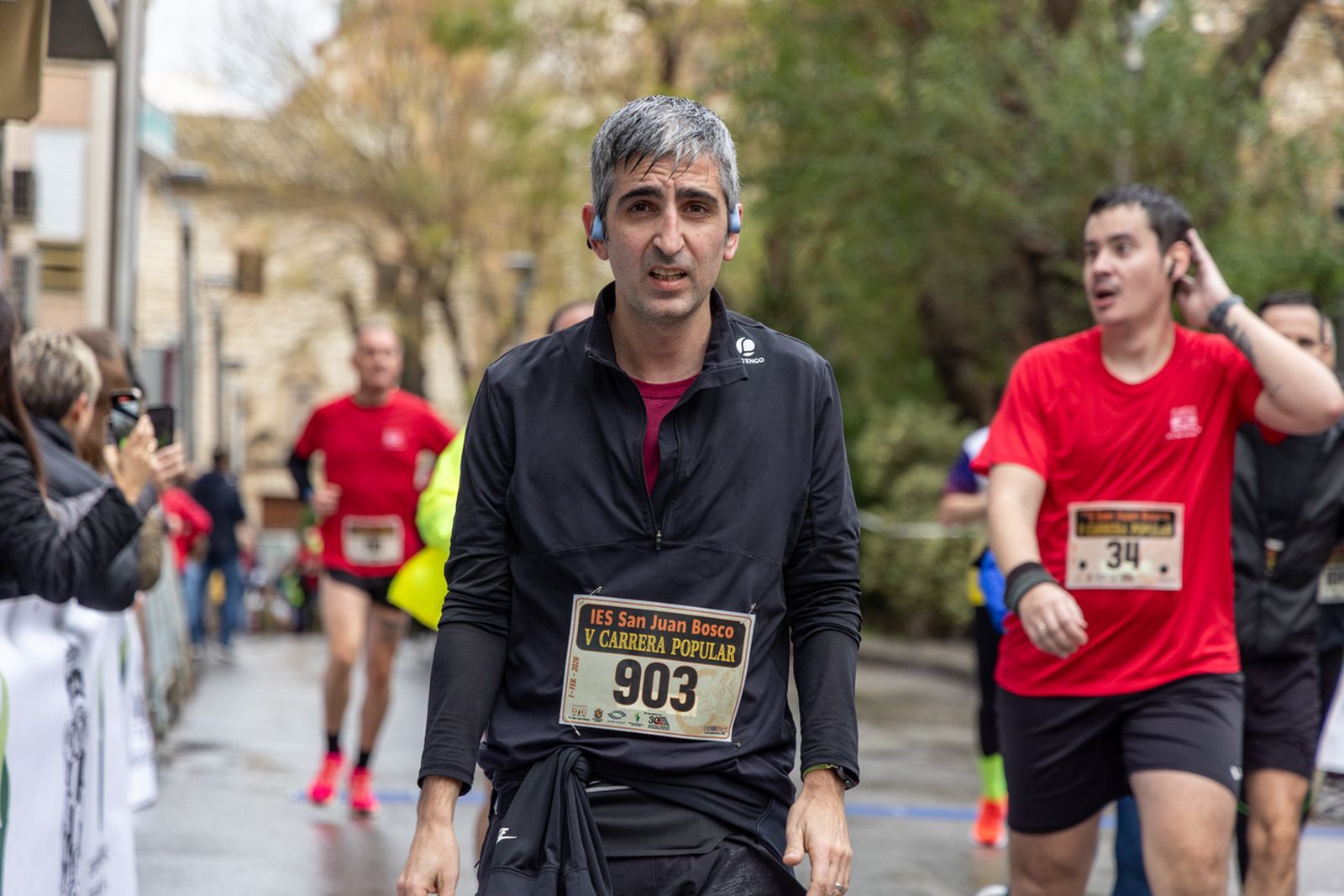 En imágenes: la lluvia no frena a más de un millar de corredores en la V Carrera Popular del IES San Juan Bosco (2)