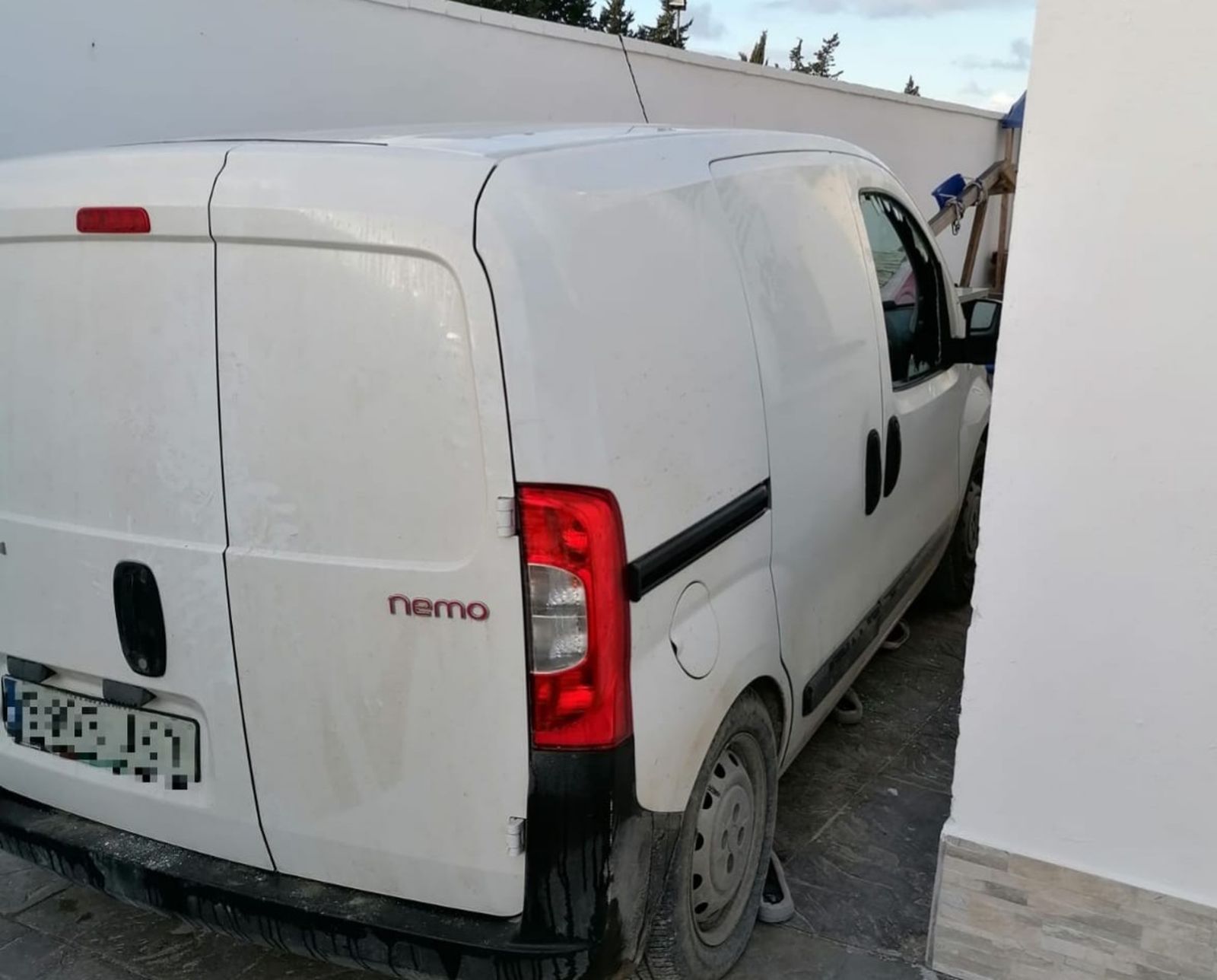 Imagen de la furgoneta con la que el detenido ha llevado a cabo la huida.