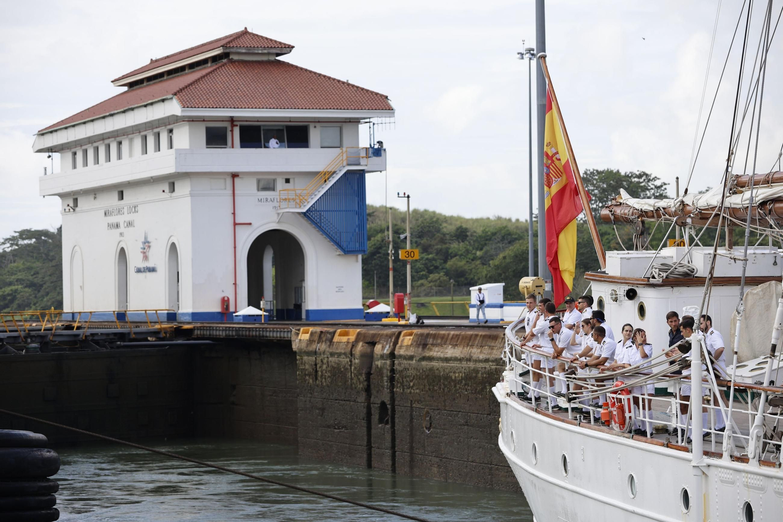 Así ha cruzado el 'Juan Sebastián de Elcano' el Canal de Panamá