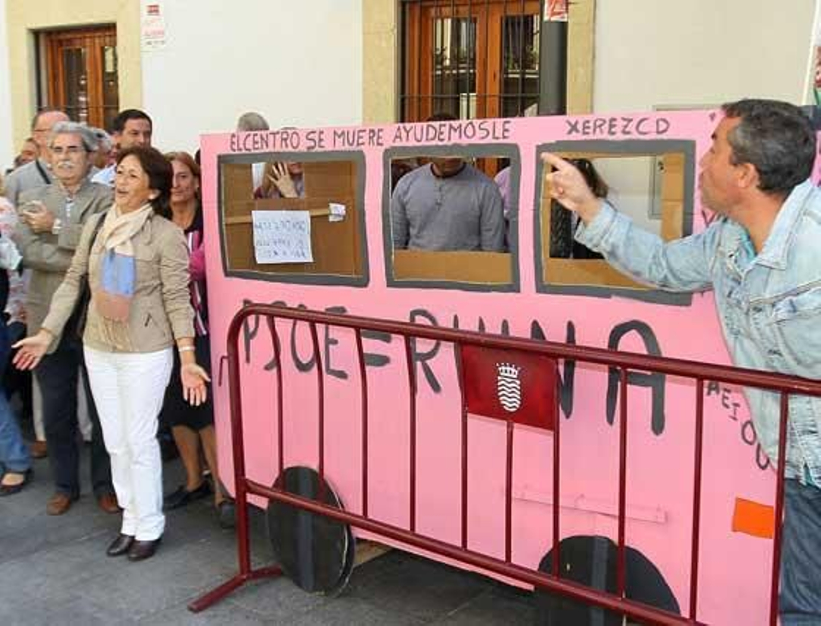 Un centenar de manifestantes pita y abuchea a la alcaldesa y al presidente al llegar al Consistorio donde firma el libro de honor y expresa su "apoyo y solidaridad" a Pilar Sánchez

Foto: Miguel Angel Gonzalez