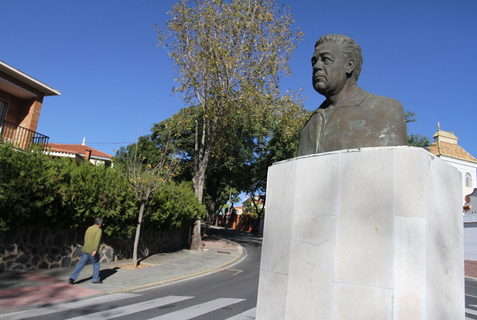El busto de Pedro Gómez tras su colocación, ayer, en el monumento en la avenida Manuel Siurot.