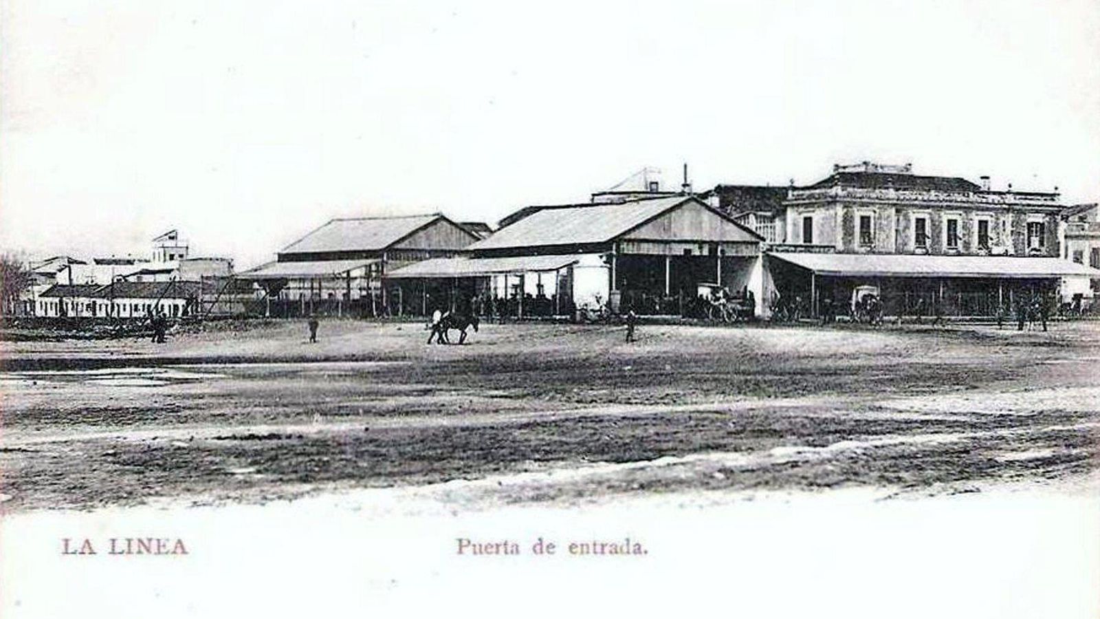 Explanada con la Aduana con Gibraltar al fondo.