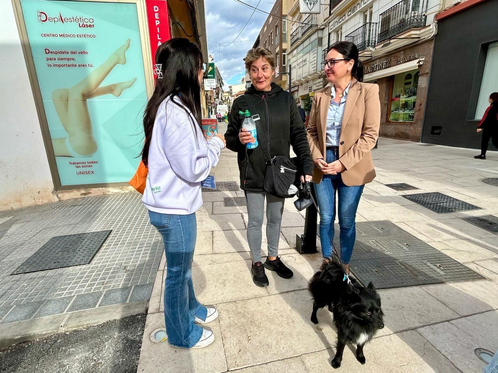 La concejala de Medio Ambiente, Rocío Ruiz, durante la campaña informativa La concejala de Medio Ambiente, Rocío Ruiz, durante la campaña informativa