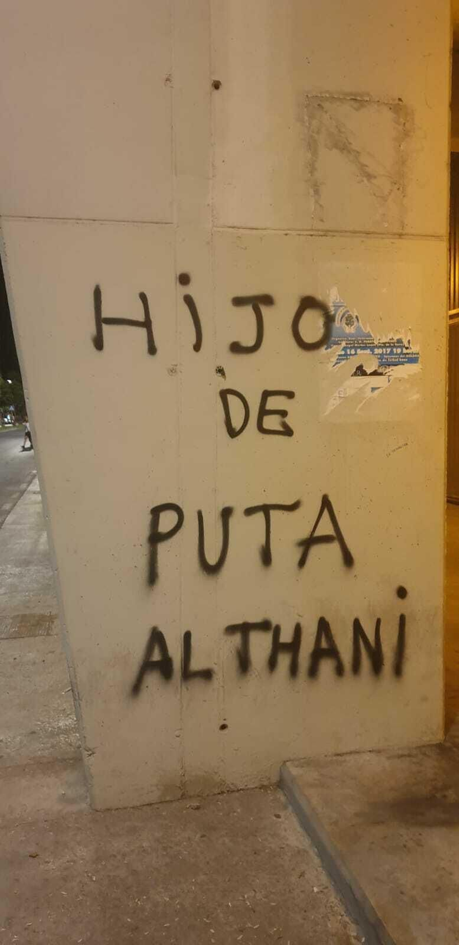 Las fotos de las pintadas contra el jeque en La Rosaleda