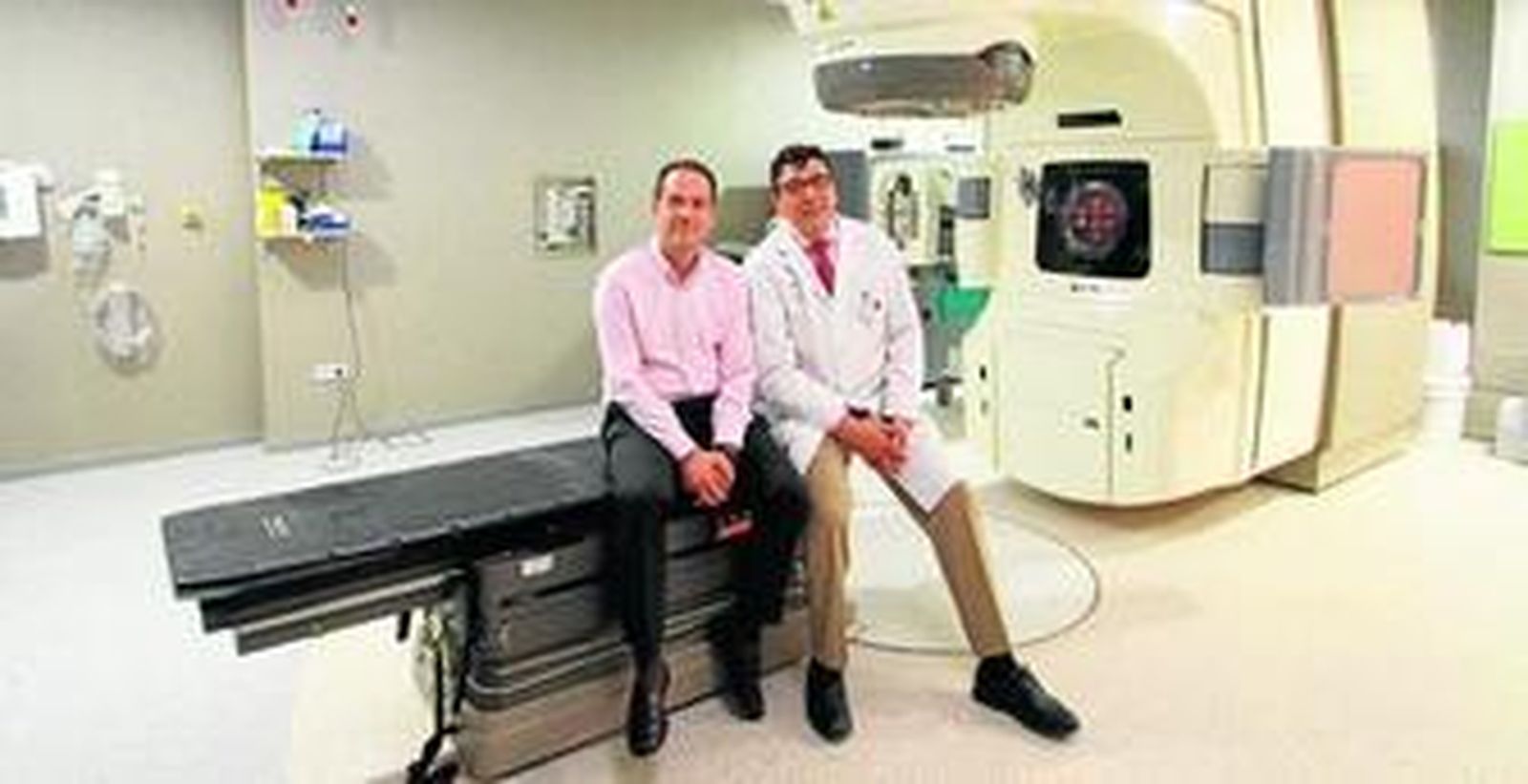 Los doctores Ignacio Durán, jefe de sección de Oncología Médica, y Santiago Velázquez, físico, en el Hospital Virgen del Rocío.