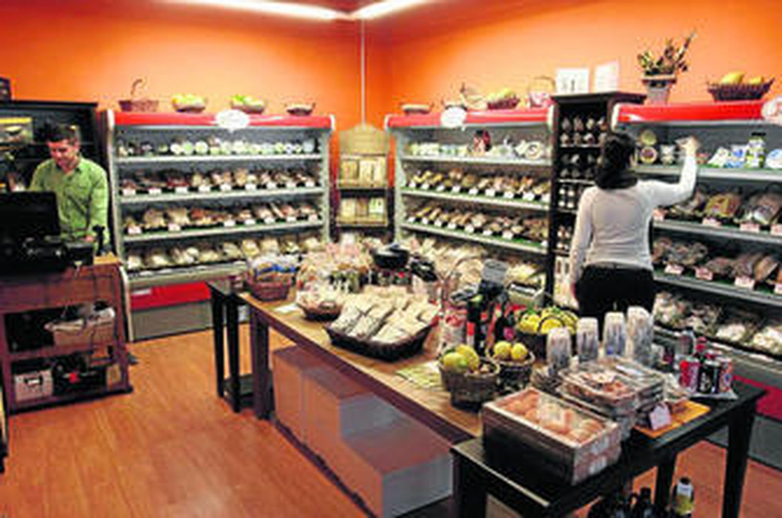 En las estanterías del local se reparten más de 150 tipos de quesos de todo el mundo.