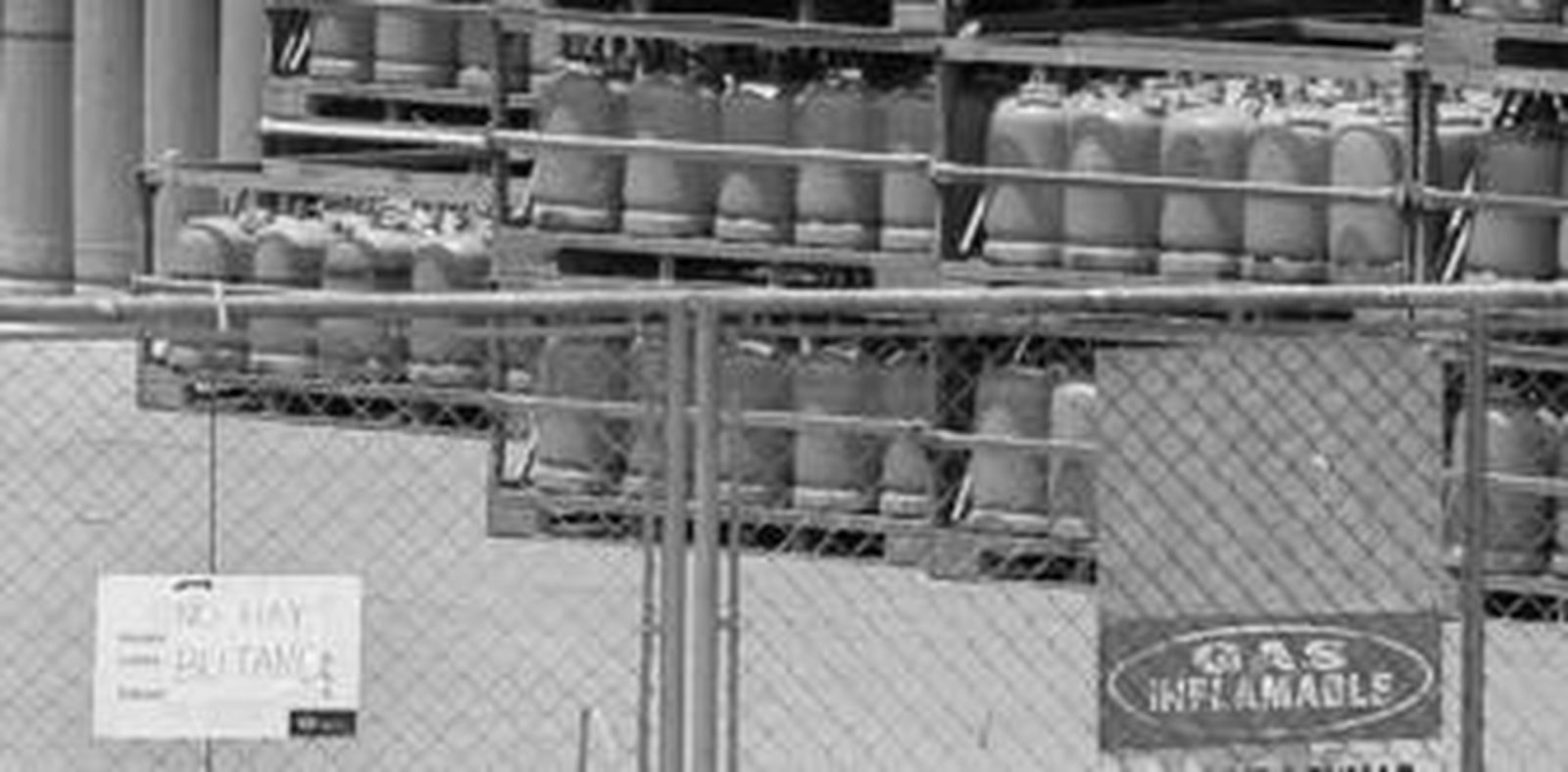 El depósito ubicado junto a la bodega Las Copas tan sólo almacenaba ayer bombonas vacías. El cartel lo dejaba bien claro: "No hay butano".