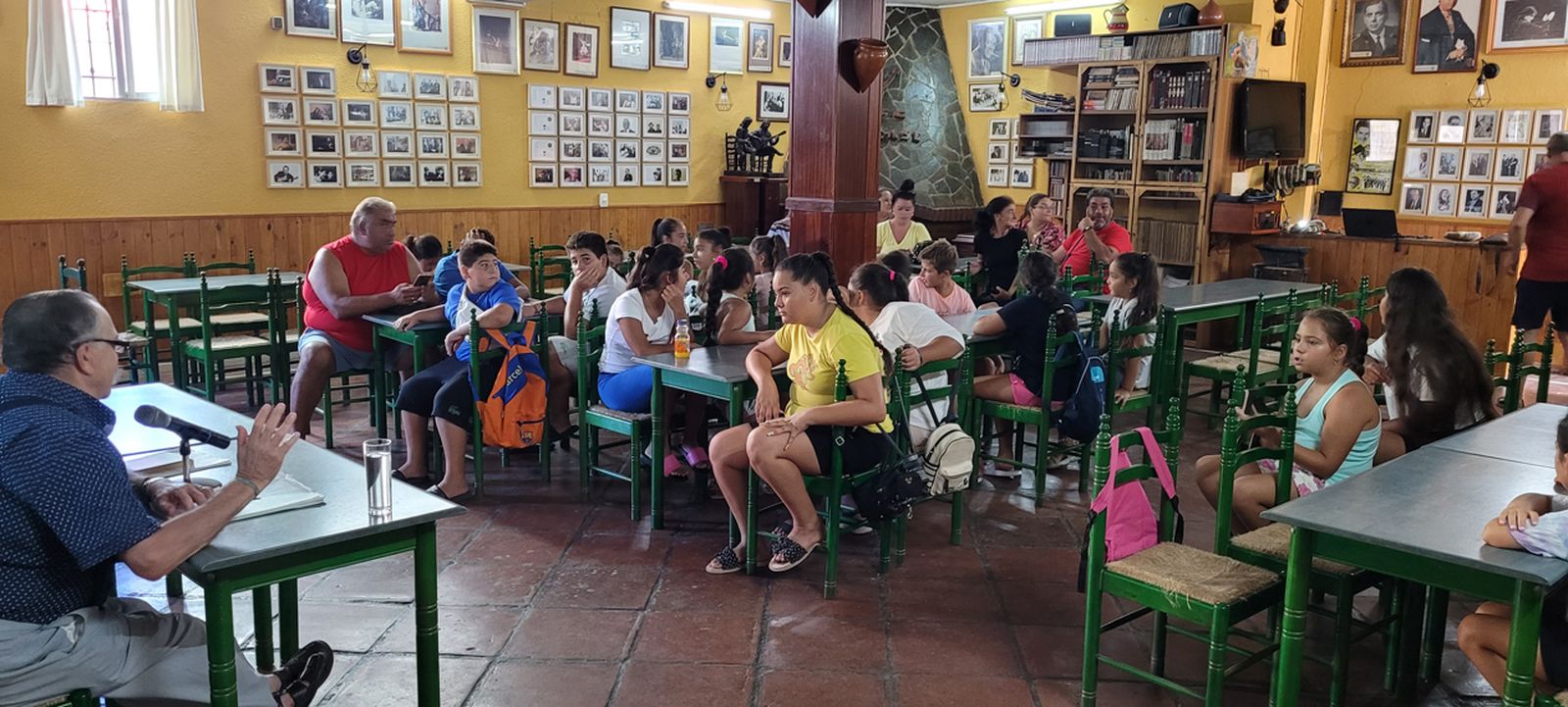 Los participantes en la charla.