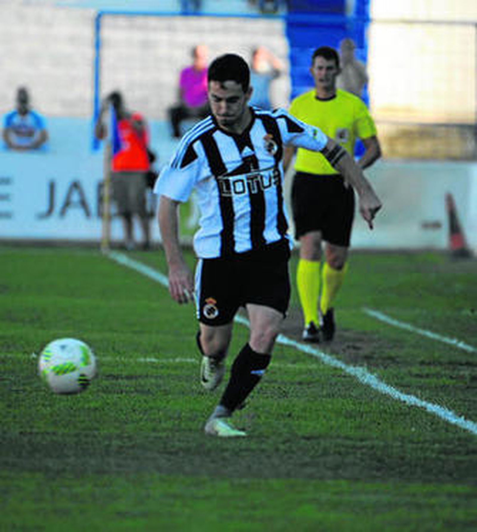 Rulo, que cuajó su mejor partido como albinegro, avanza con el balón, ayer en Linares.