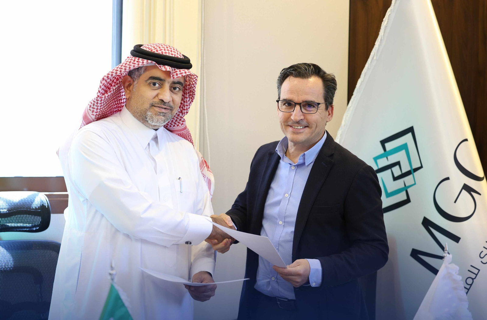 Saleh Al Juhiman, director general adjunto de MGC, y David Garzón, subdirector de Operaciones de Lantania Agua, durante la firma del contrato.