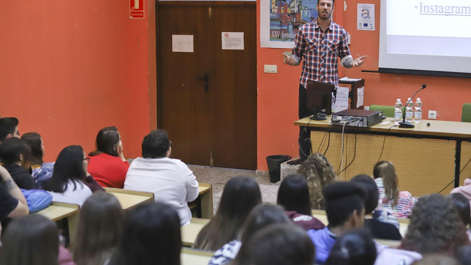 El malagueño explicó ante un centenar de alumnos la situación que se vive en el Mediterráneo.