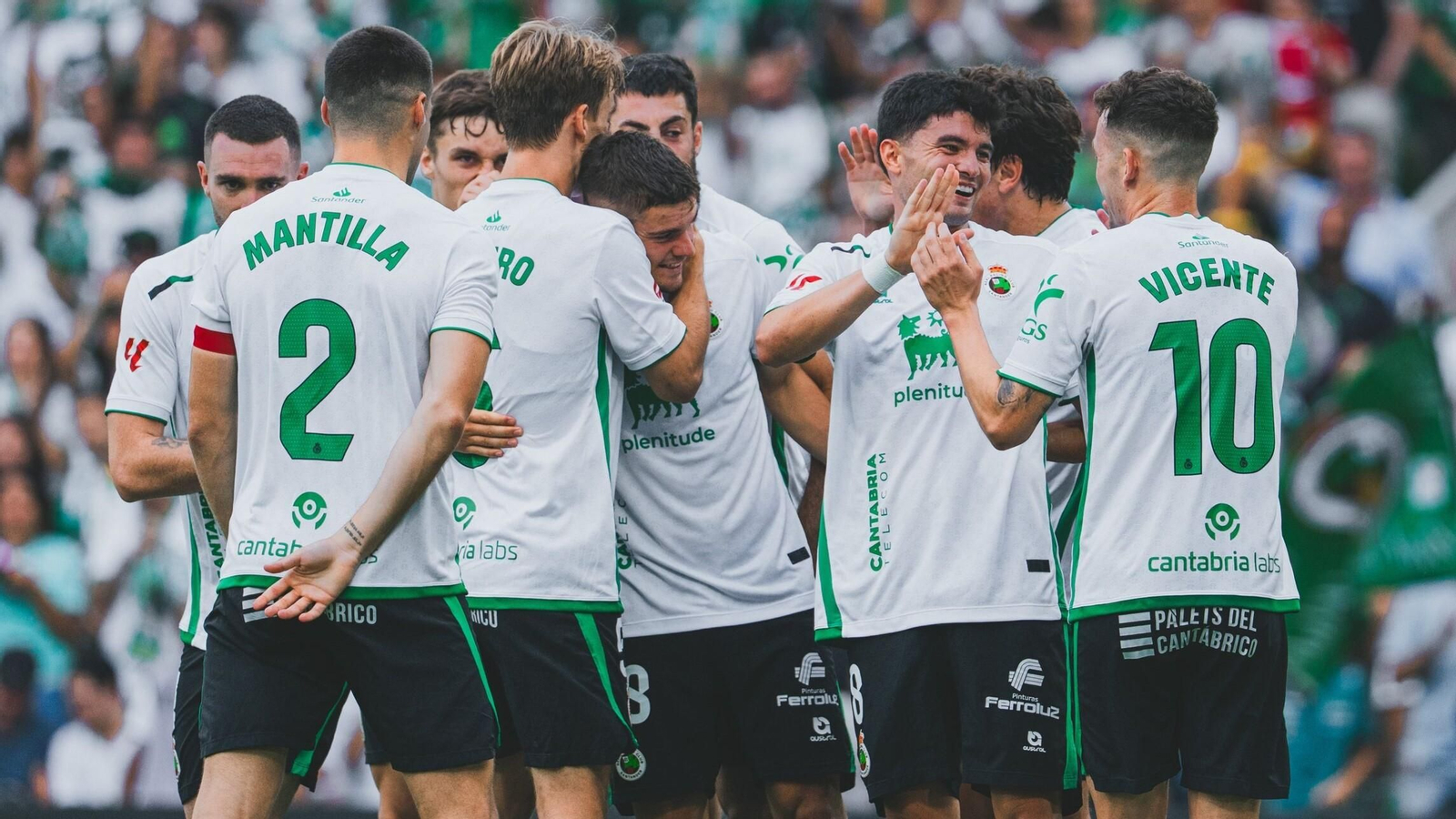 Los jugadores del Racing de Santander celebran un gol en El Sardinero.