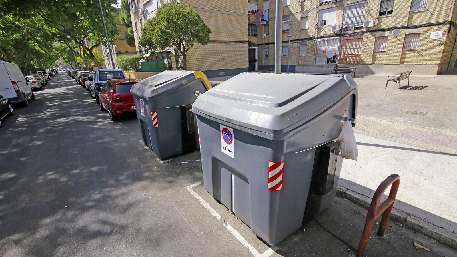 Contenedores de residuos en una calle de Jerez.