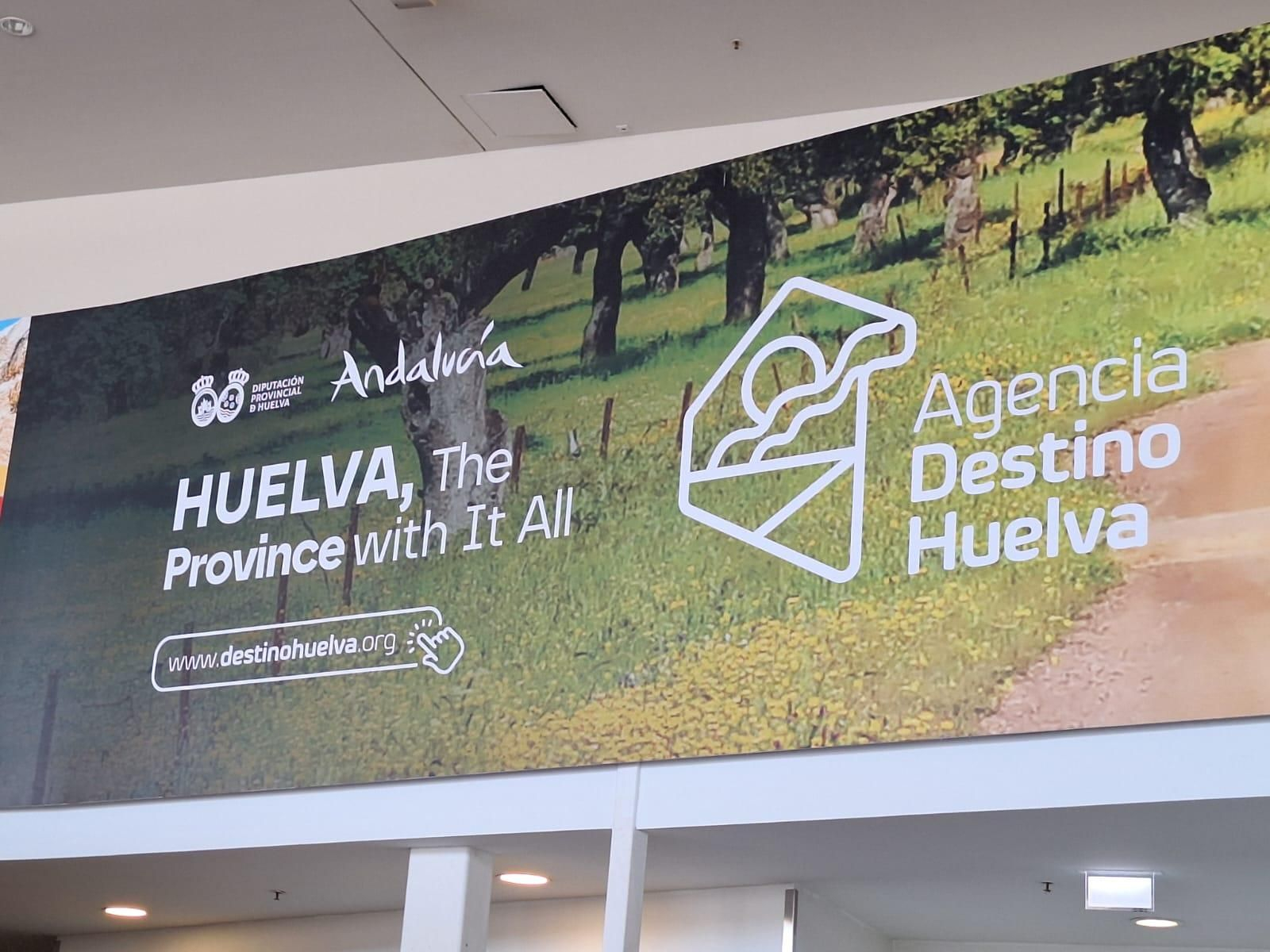 Soporte publicitario de la Agencia Destino Huelva en el aeropuerto de Faro.