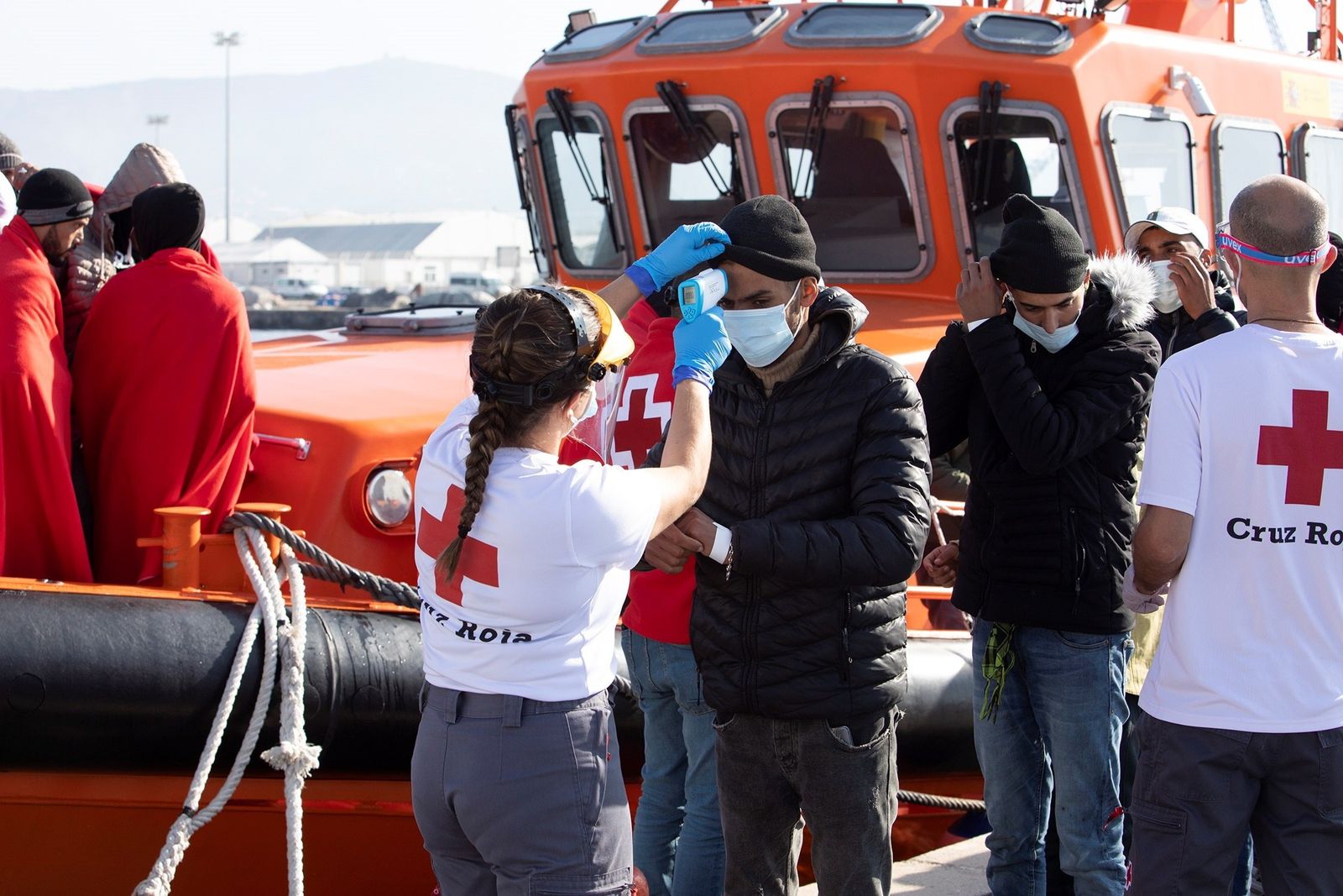 Los inmigrantes rescatados en Alborán este jueves, tras llegar al Puerto de Motril.