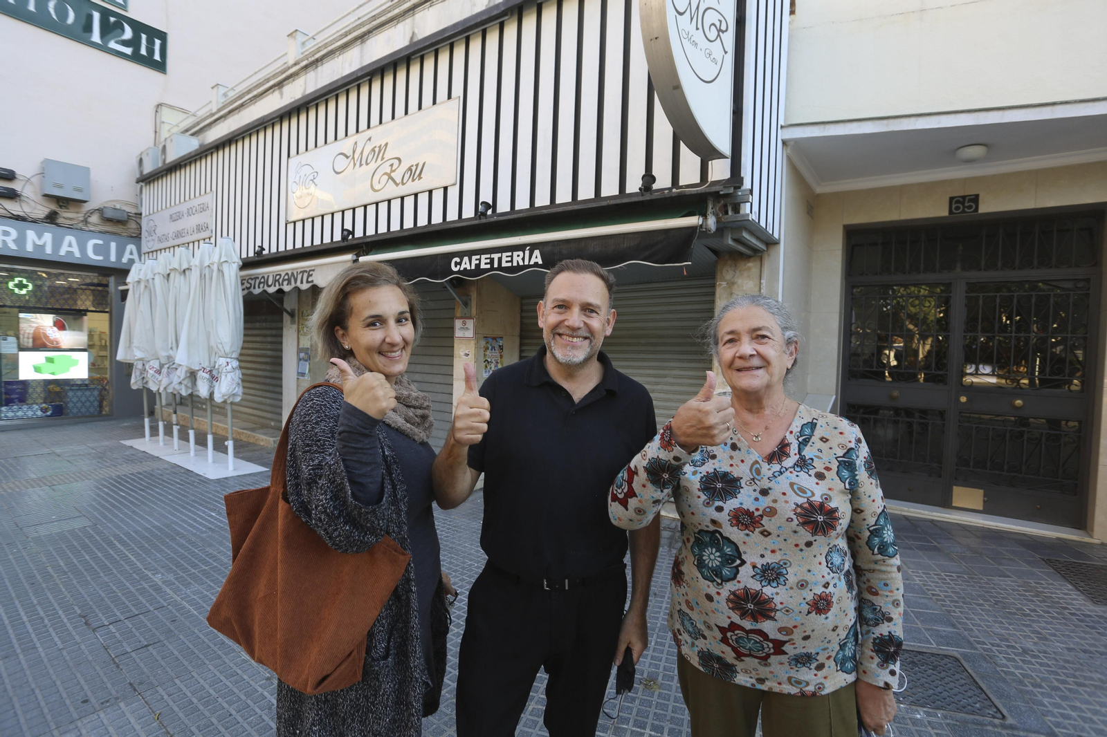 Desirée e Inmaculada junto al propietario de la pizzería que va a abrir.