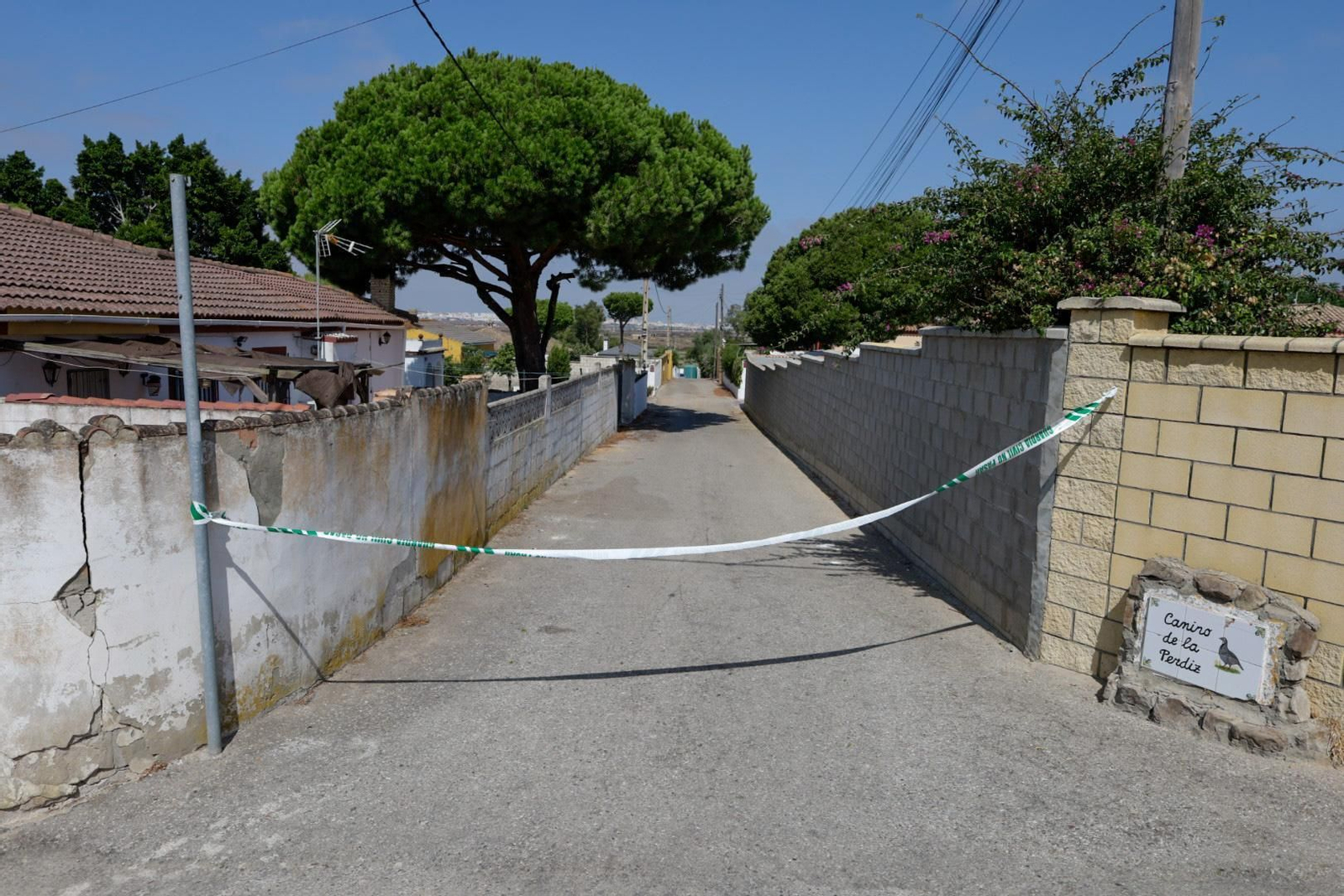 Acceso a la entrada de la vivienda de Chiclana donde se ha cometido el crimen.