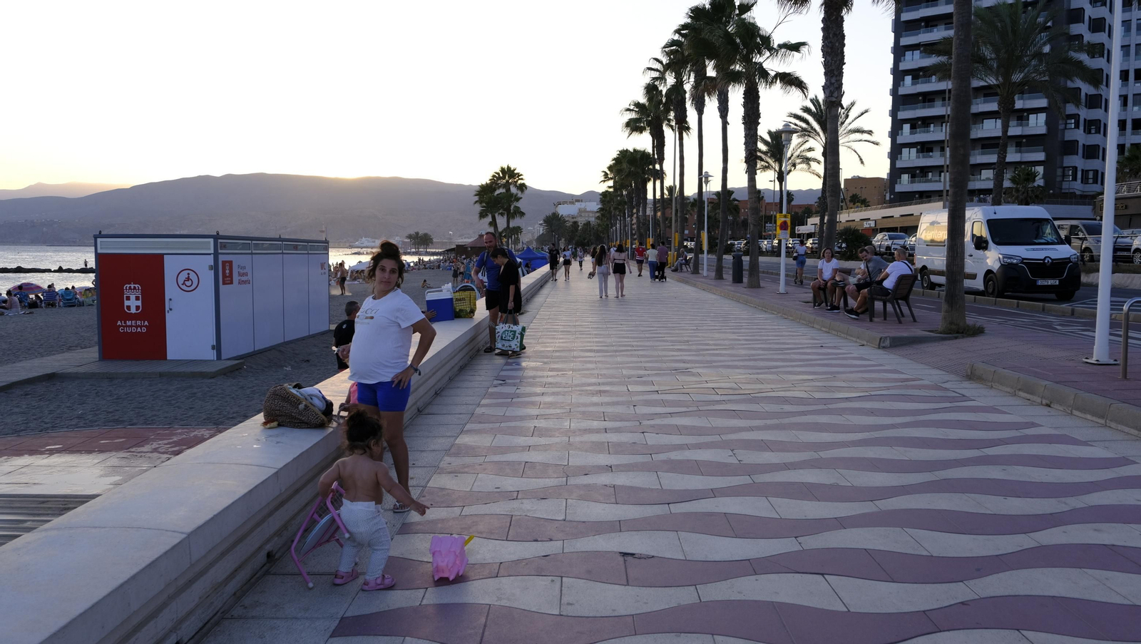 Imágenes de las hogueras de la Noche de San Juan en Almería capital