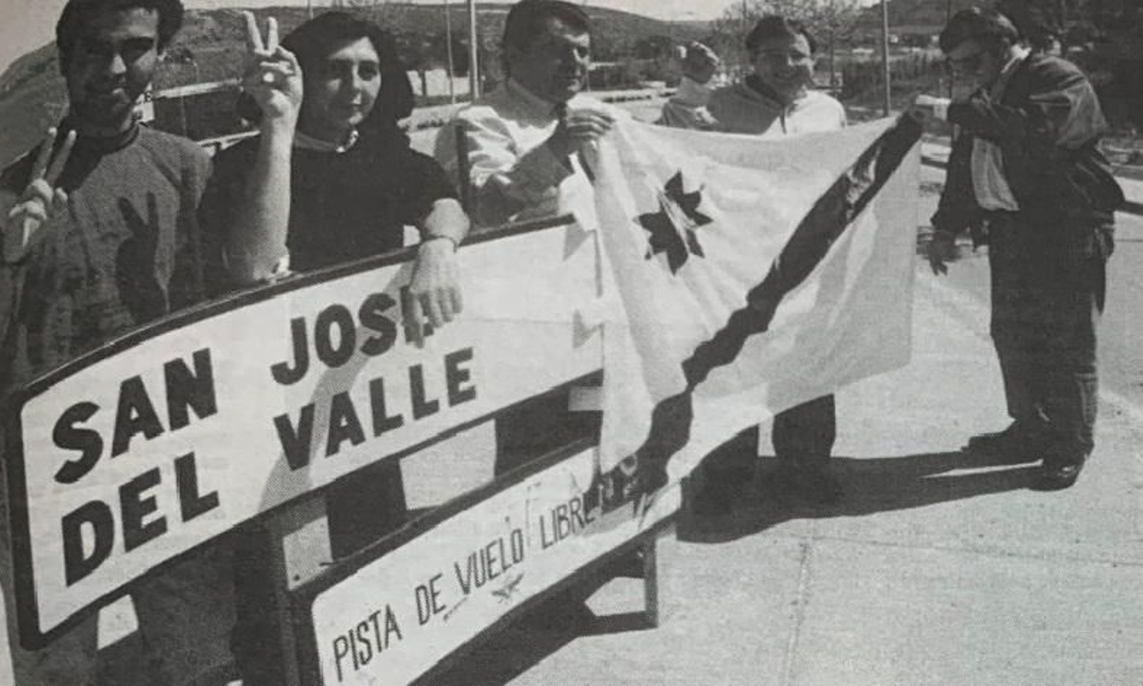 José María García, el entonces alcalde, junto a vecinos celebrando con la bandera el nuevo municipio.