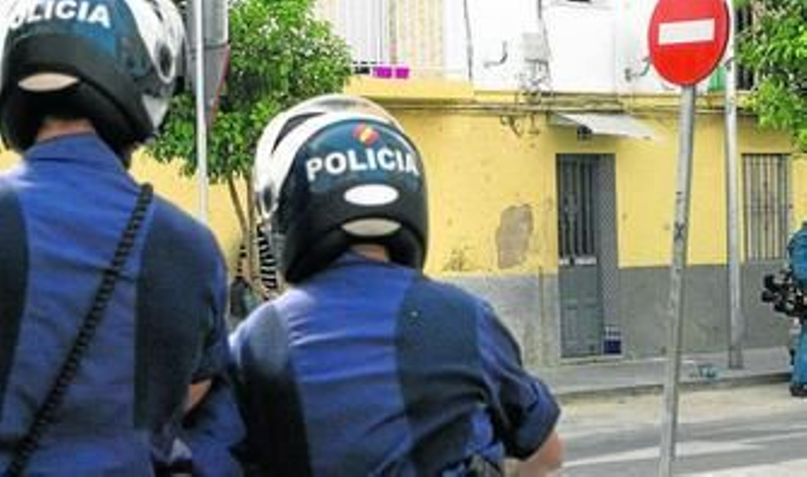 Dos policías patrullan por la calle Mirlo, ayer por la mañana.