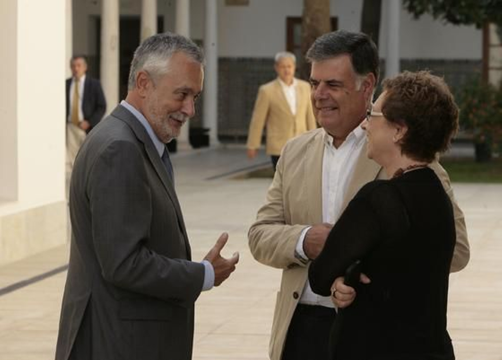 Septiembre de 2011: Griñán charla con Viera y Aguayo en el patio del Parlamento. / J.A. García