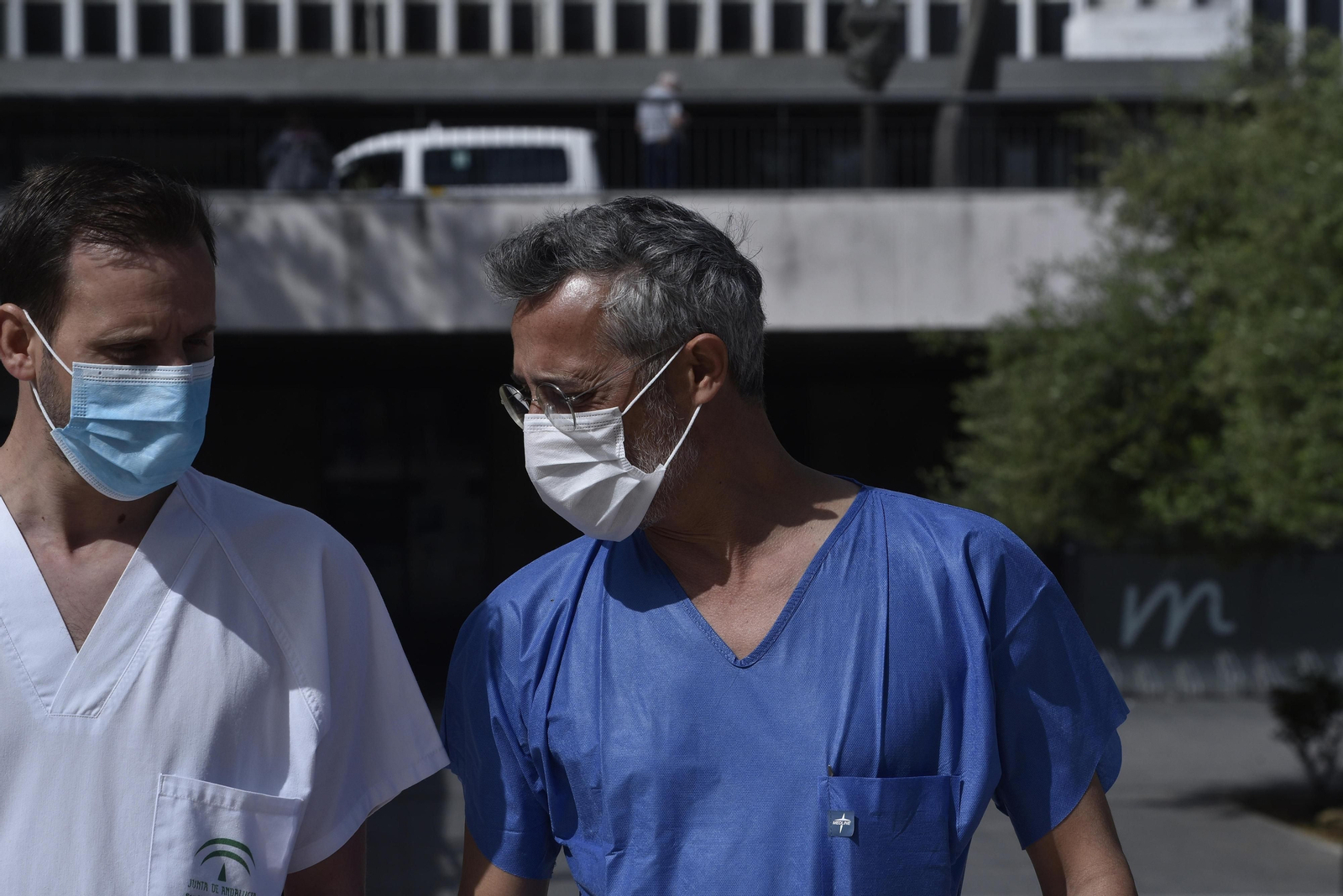 Personal sanitario, con mascarillas.