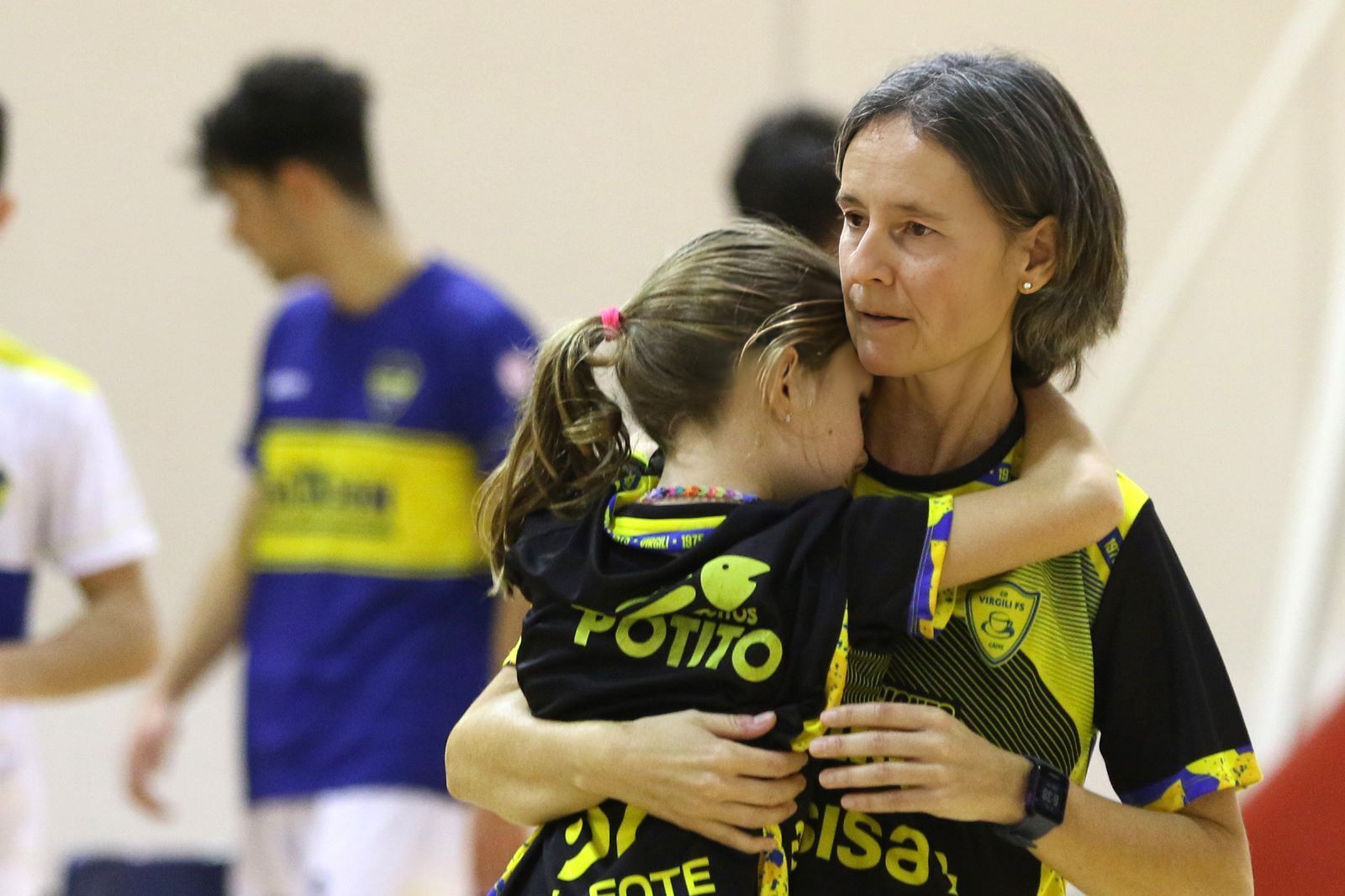 Entrañable imagen de Déborah Fernández, ya ex entrenadora del Virgili.