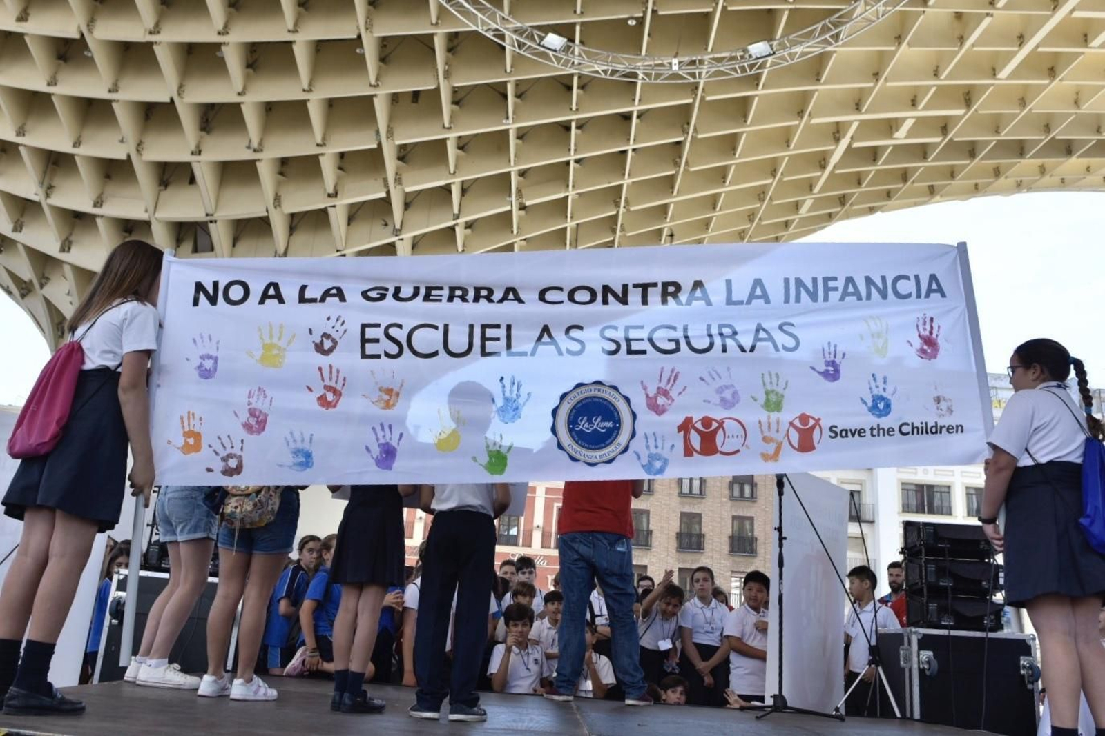Acto de Save the Children  en la Encarnación con el lema 'No a la guerra contra la infancia'.