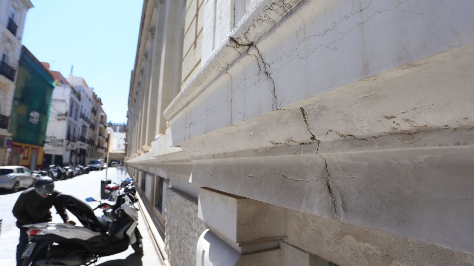 Grietas en la piedra de la zona baja del edificio de la calle Cabo Noval.