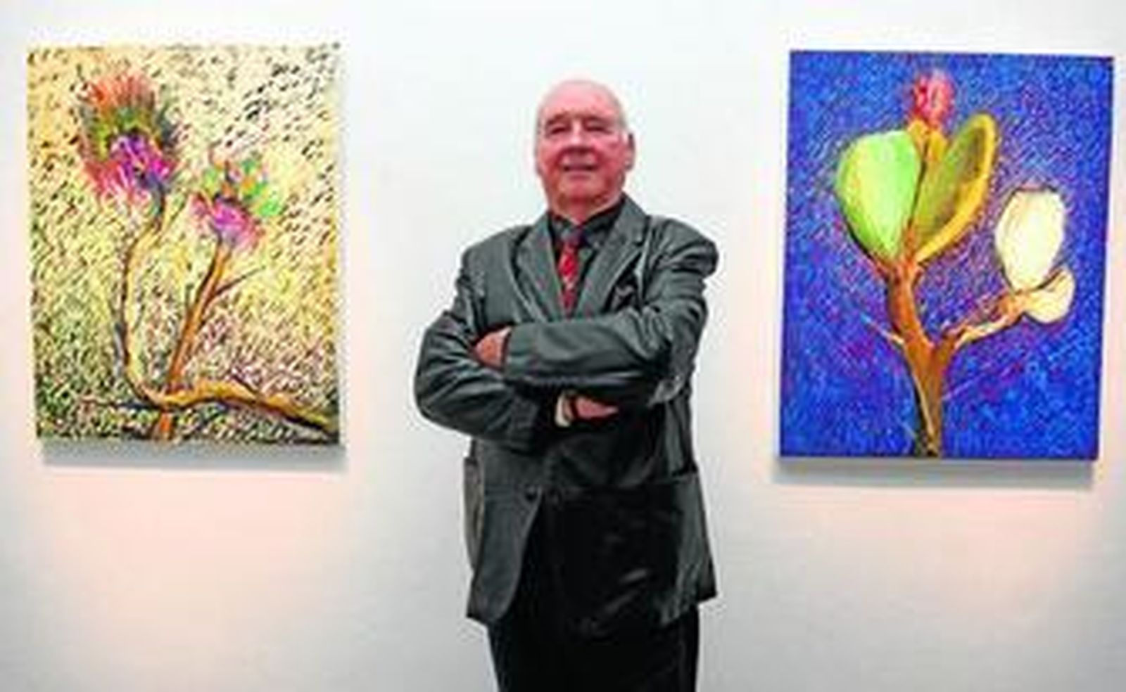 1. El artista sevillano Roberto Reina posa delante de dos de sus obras en la sala Romero Murube . 2. Un momento de la presentación del libro de poemas 'Por encima de las olas', escrito por el propio pintor. 3. Con estos cuadros, el autor quiere reflejar las dificultades por las que atraviesa el ser humano.