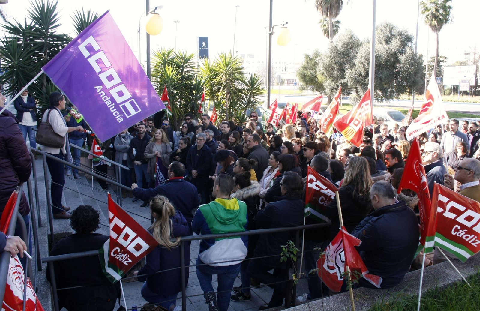 Una imagen de la protesta celebrada ayer a las puertas de la empresa.
