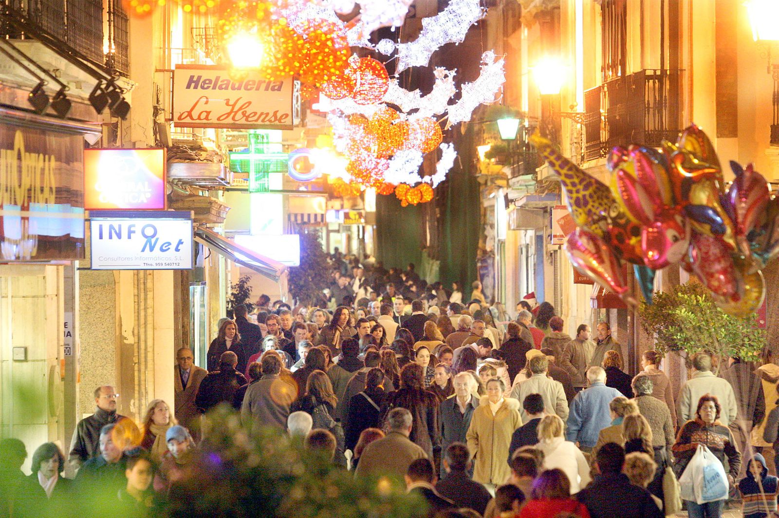 Ambiente navideño en las calles comerciales del centro de la capital onubense.