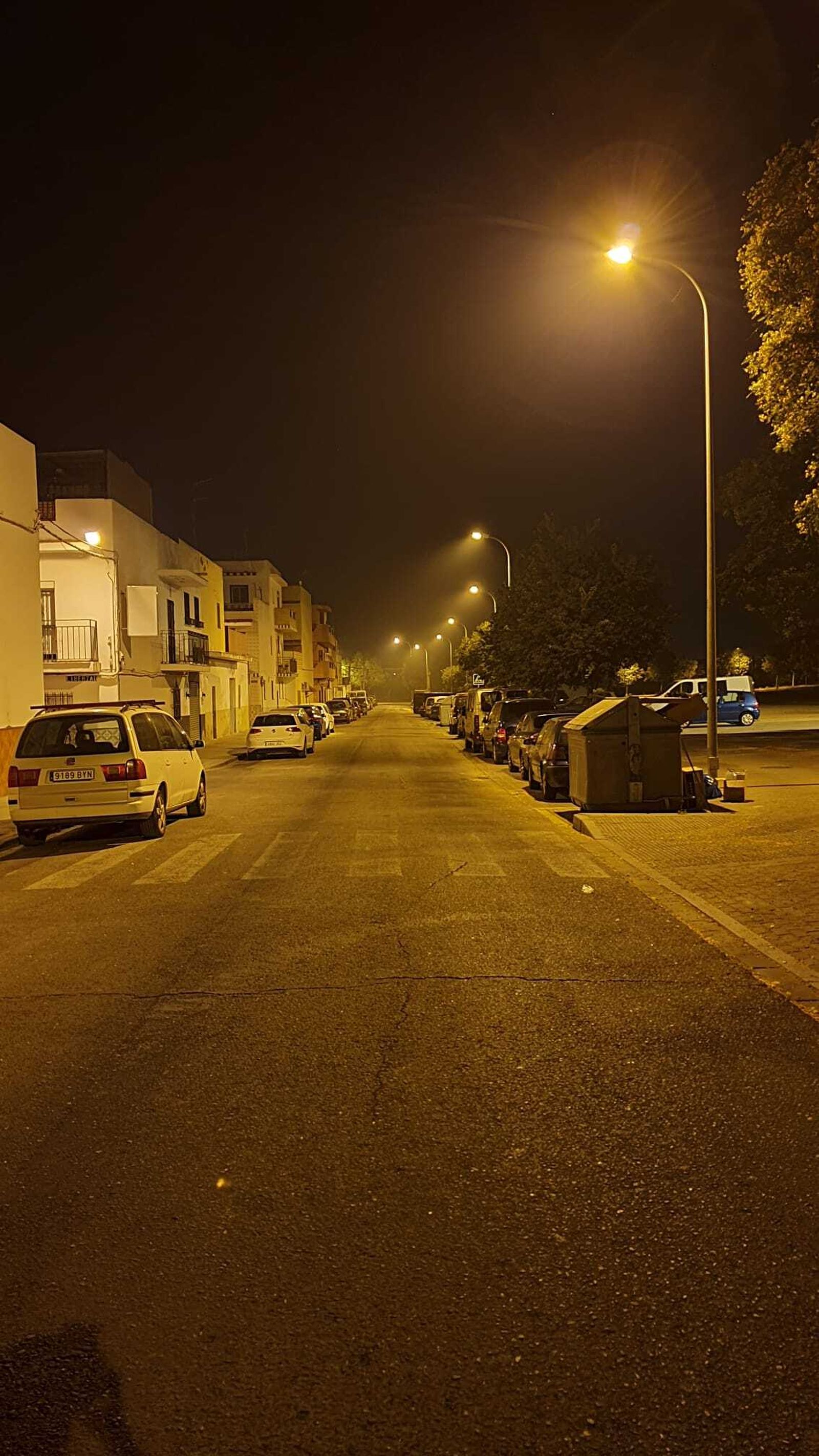 Contaminación atmosférica nocturna en el barrio de Palmete provocada por quemas de residuos.