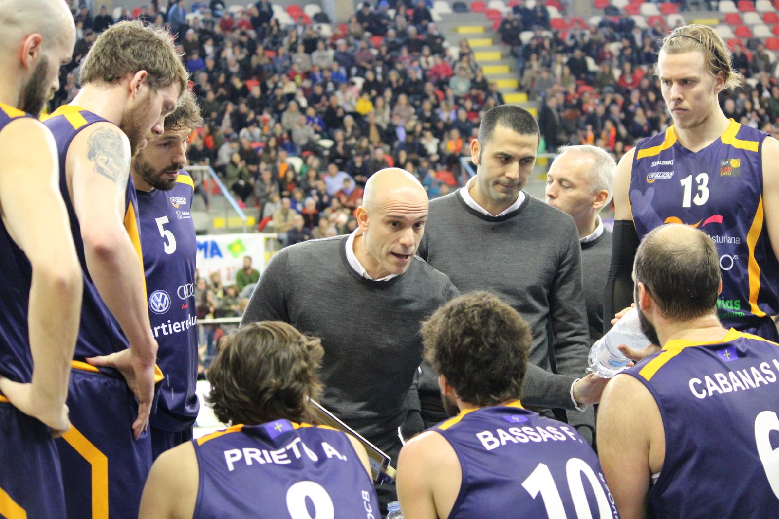 Carles Marco, junto al también ex jugador Javi Rodriguez, su ayudante en el Oviedo, da instrucciones a sus jugadores.