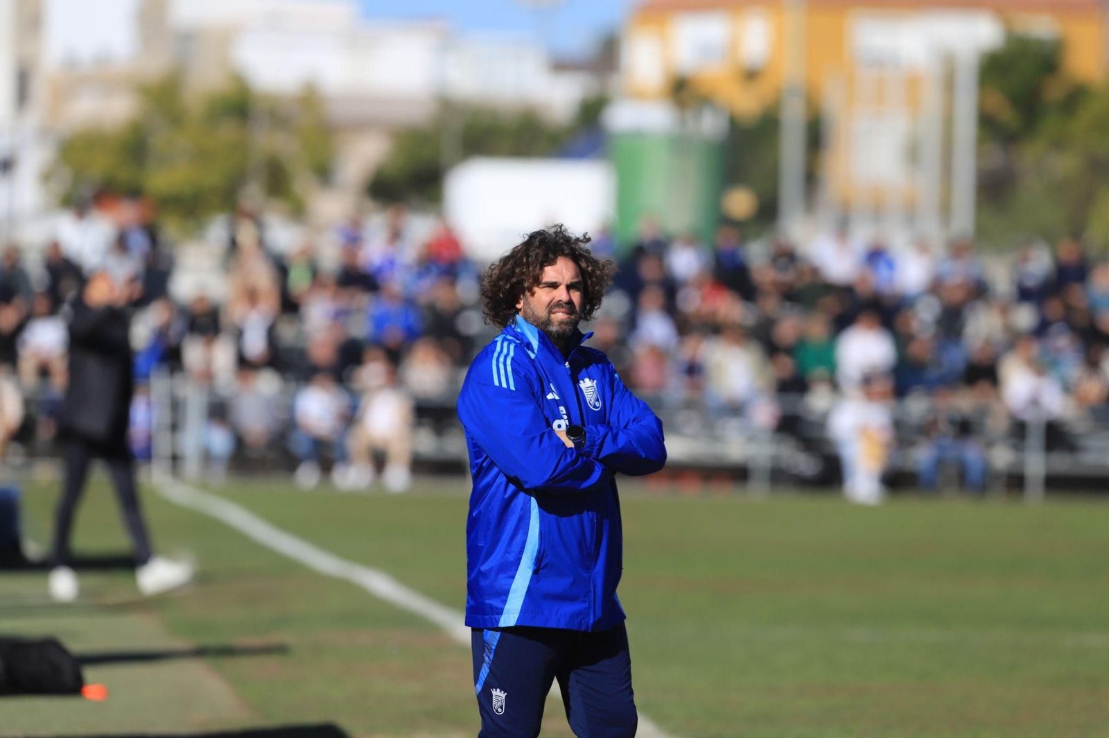 Juan Pedro Ramos sigue atento el choque contra el Villanovense. Juan Pedro Ramos sigue atento el choque contra el Villanovense.