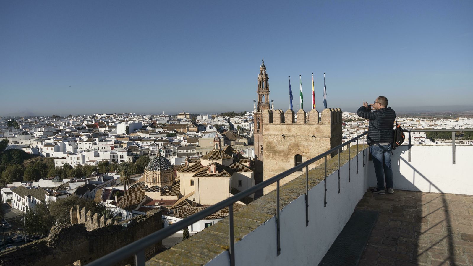 Un visitante en la Torre del Oro del Alcázar de la Puerta de Sevilla.