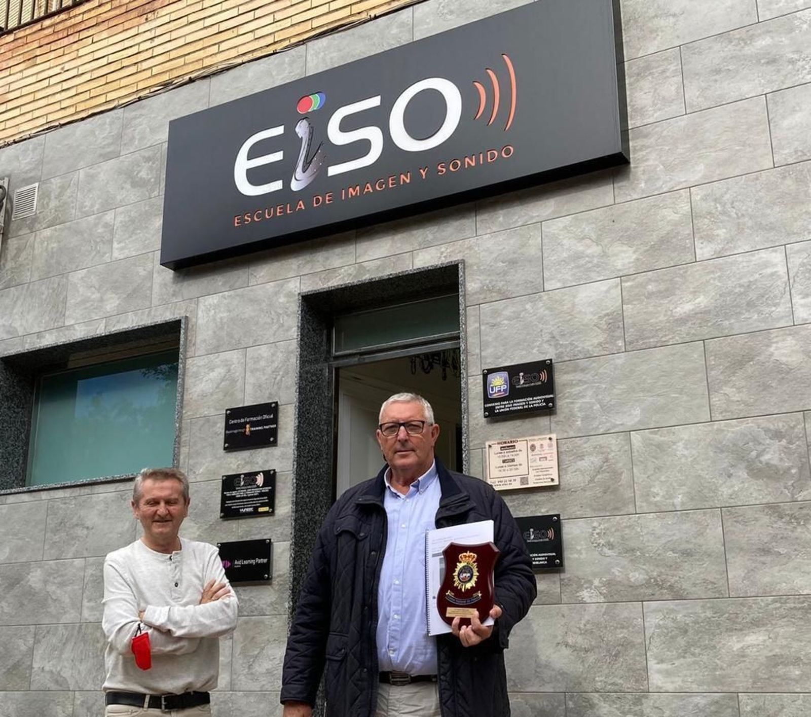 En la foto, Luis Serrano, director de EISO, y el profesor, el oficial Francisco Balbín López.