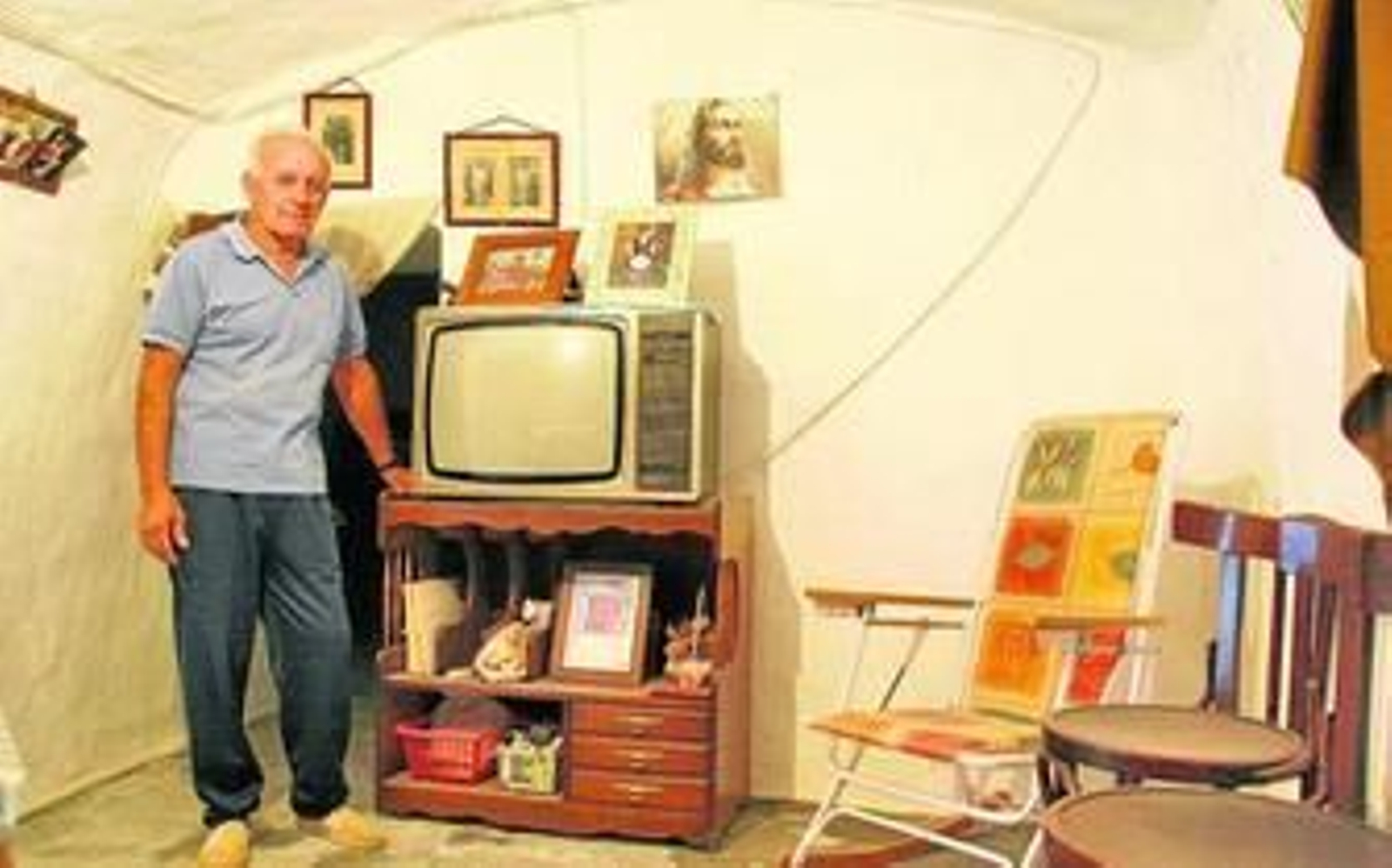 Francisco Martínez tiene 60 años y nació en esta cueva del barrio del Castillejo en Benahadux. Ahora la tiene como segunda vivienda.