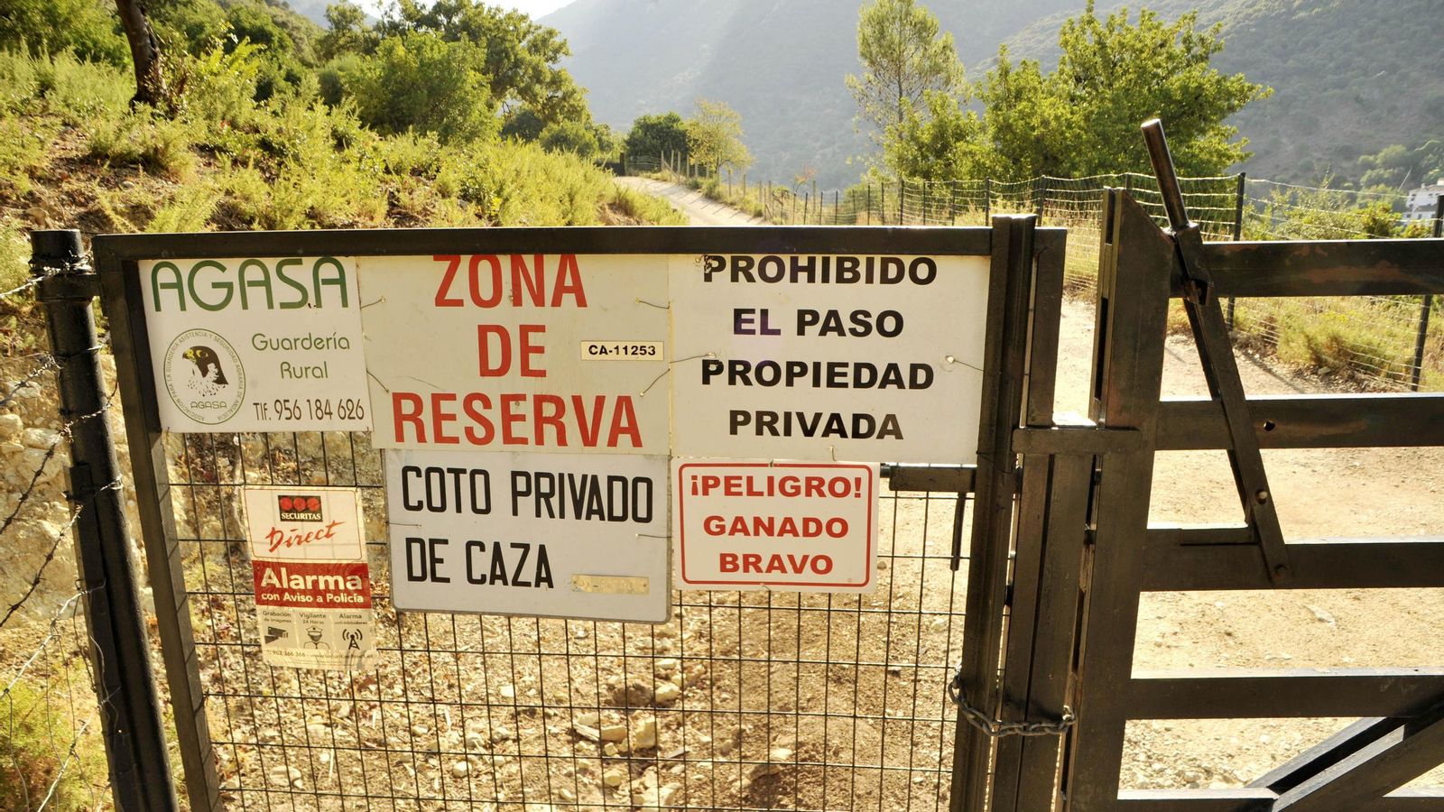 Una de las entradas valladas a la Breña del Agua, en Benamahoma
