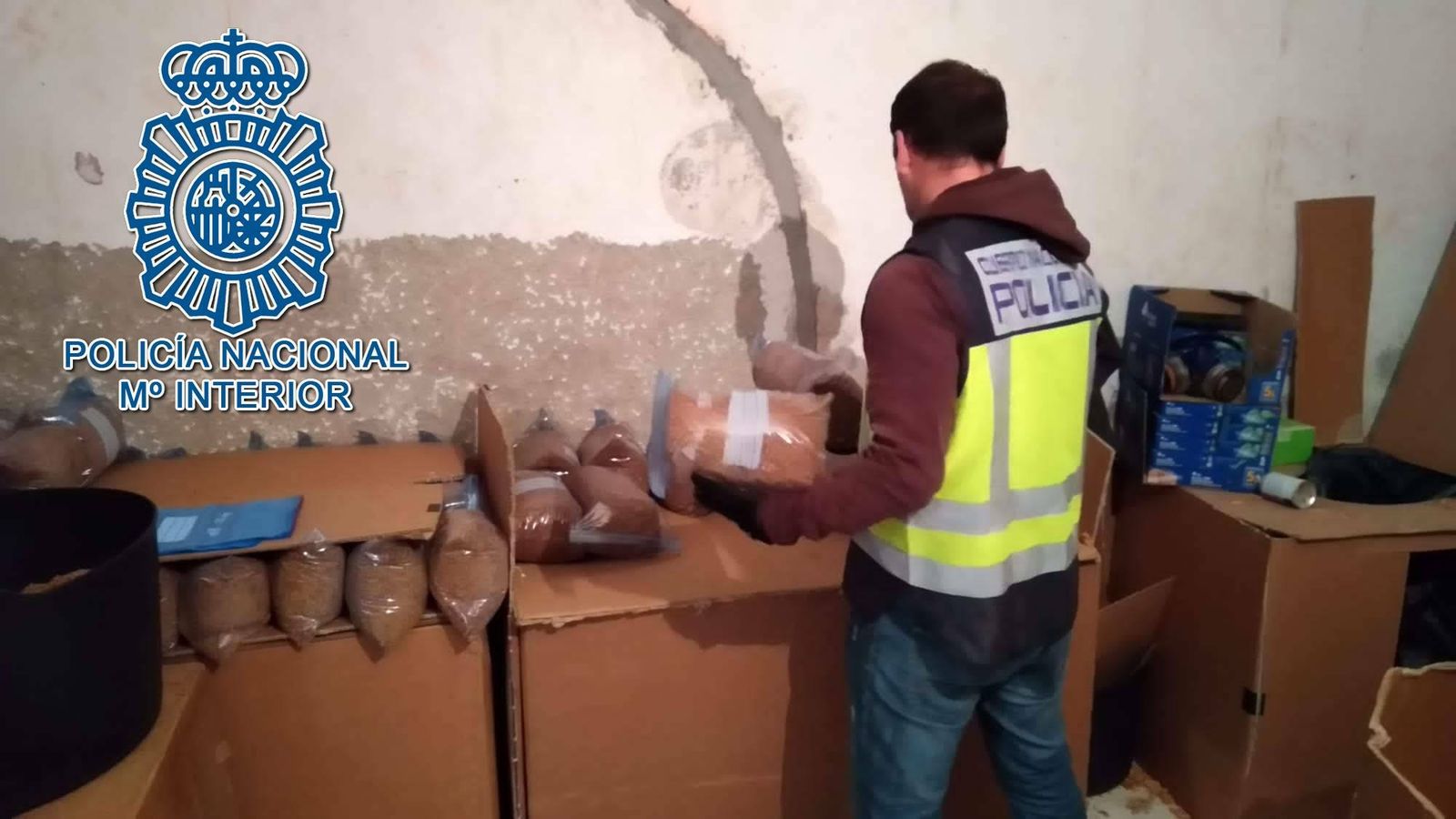 Un policía nacional, con la picadura de tabaco.