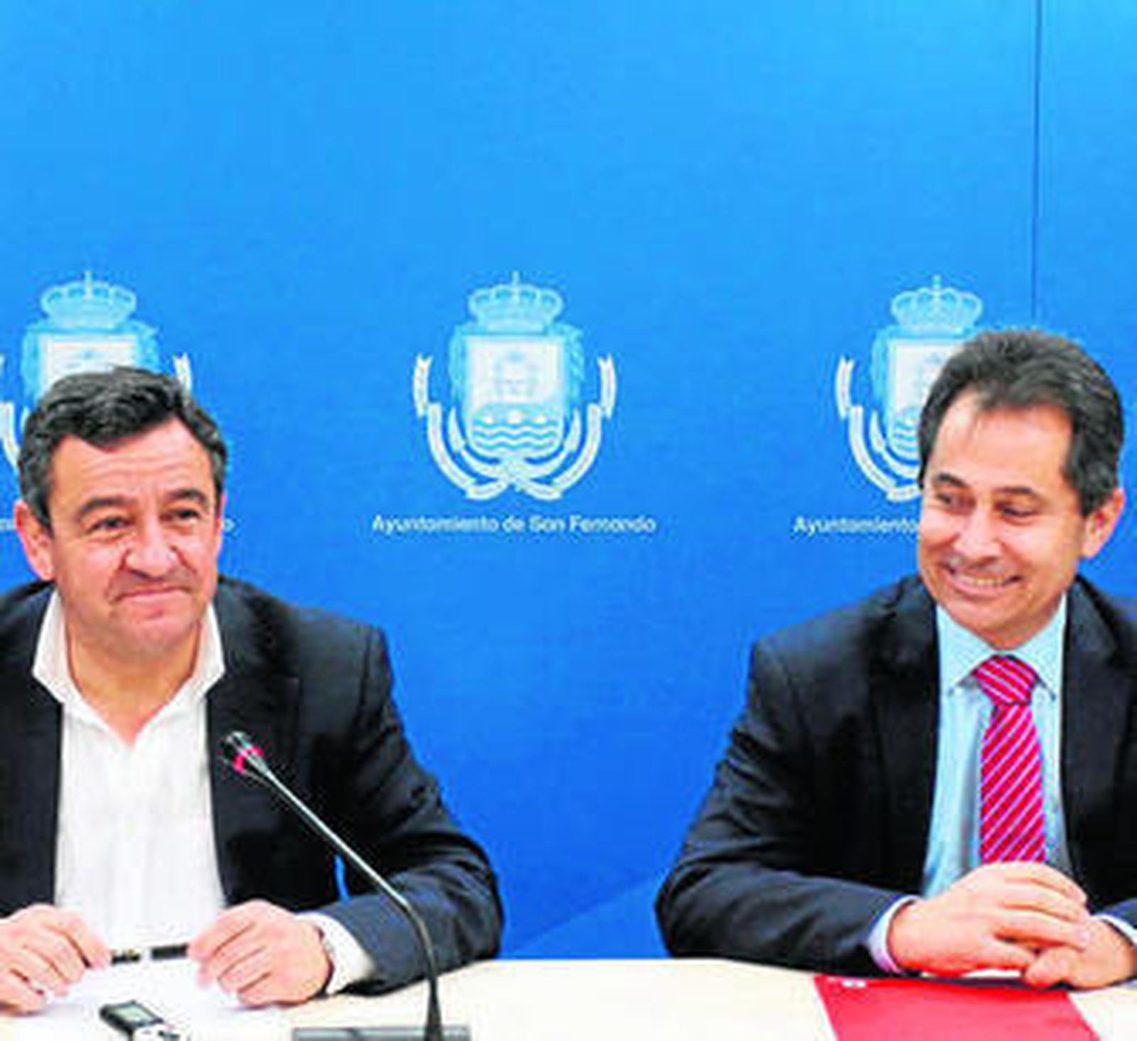 El alcalde, José Loaiza, ayer, con el responsable de Vodafone, Antonio Fernández.