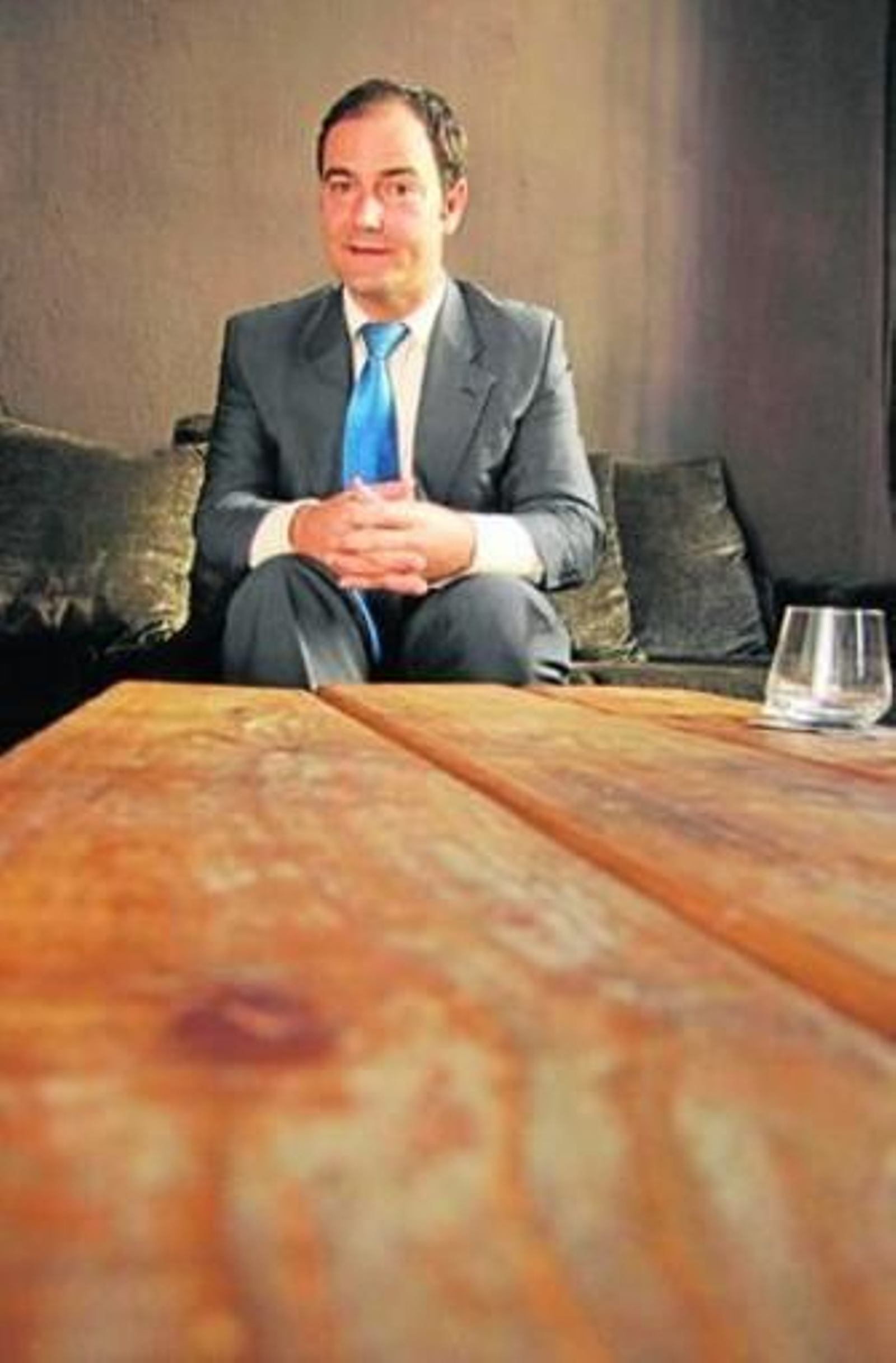 Javier García Valcárcel, en el hotel Eme, resultado de unir quince casas del siglo XVI.