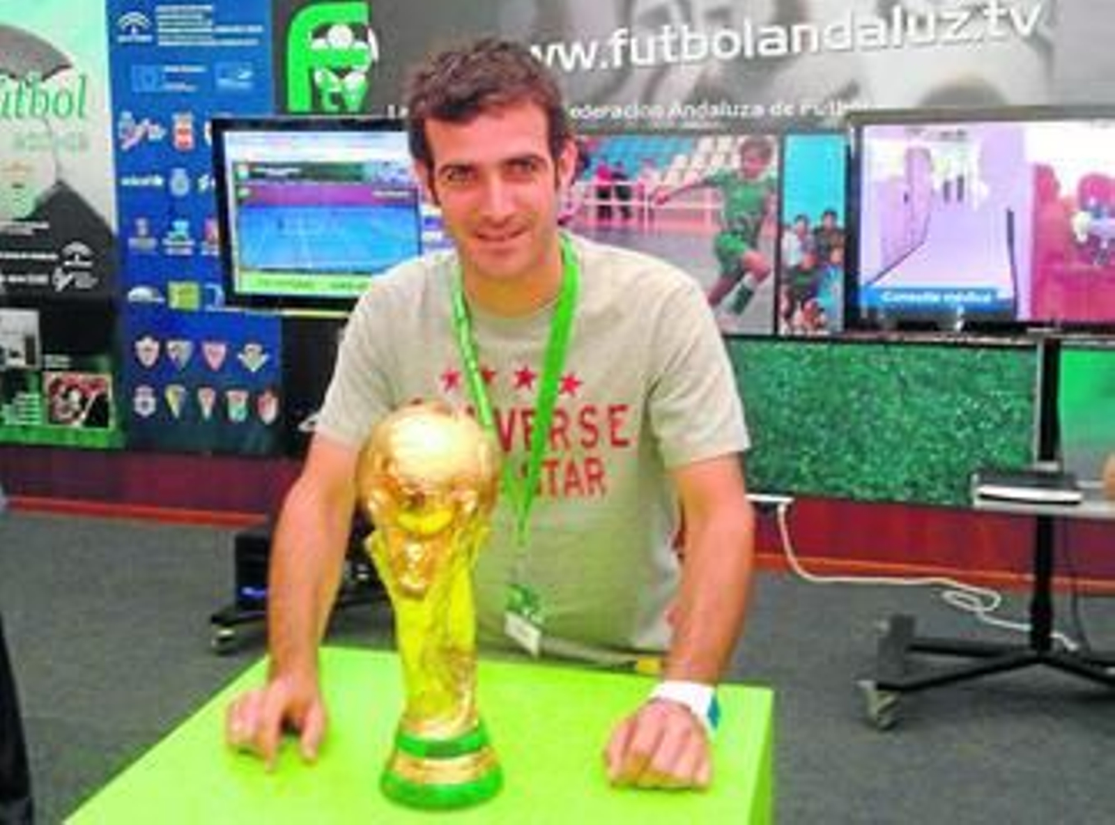 Raúl Castillo, segundo entrenador del San Roque, posa con la Copa del Mundo.