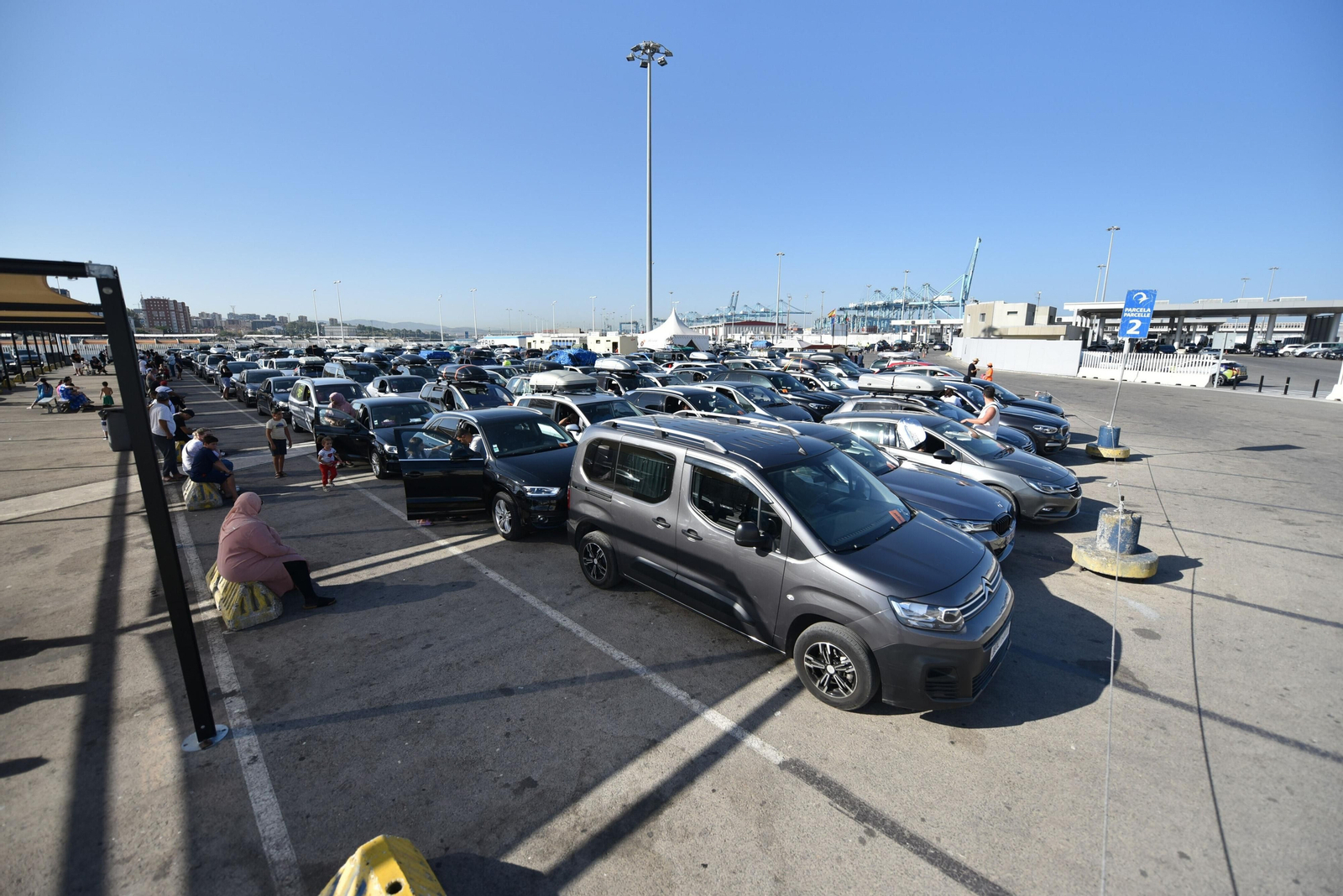 Vehículos ordenados en Algeciras para embarcar.