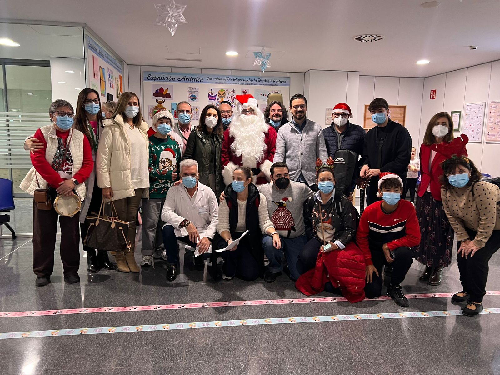 Donación de juguetes por parte de la AECC al Hospital Materno Infantil de Almería