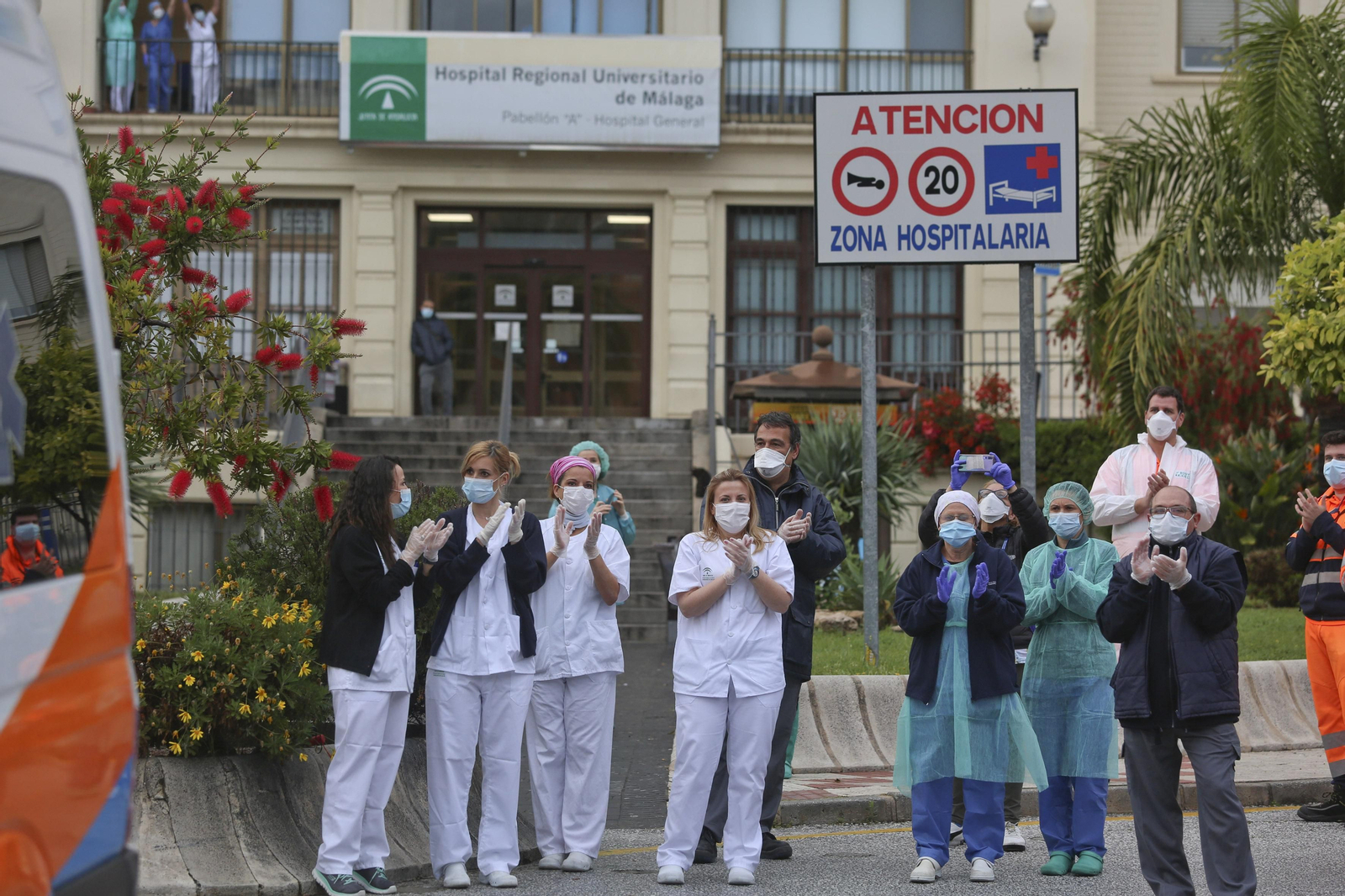 Coronavirus en Málaga: Aplausos que emocionan en el hospital Regional, en fotos